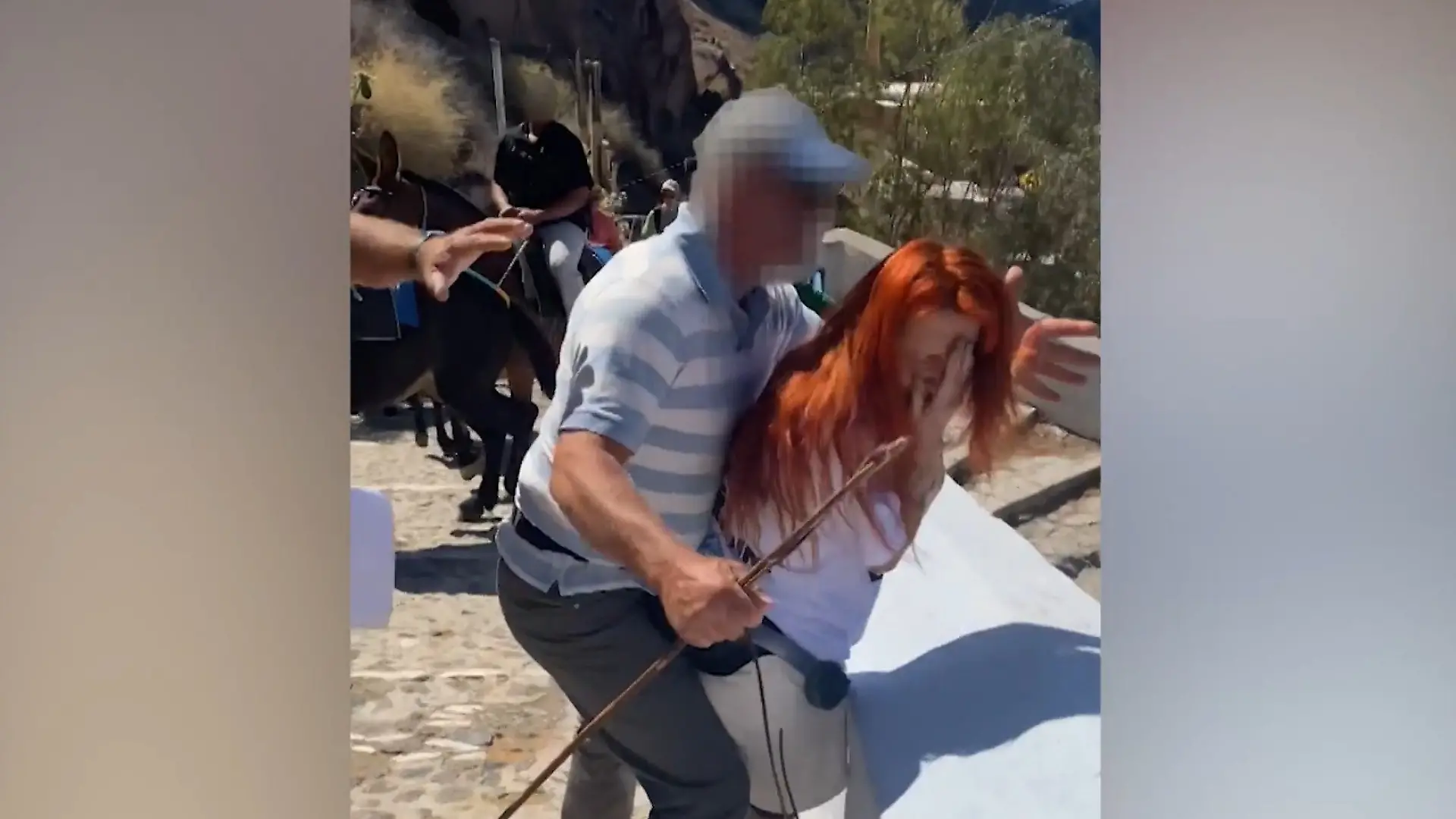 Drohungen, Beleidigungen, Schläge! Esel-Treiber geht auf Aktivistinnen los Eskalation auf Santorini