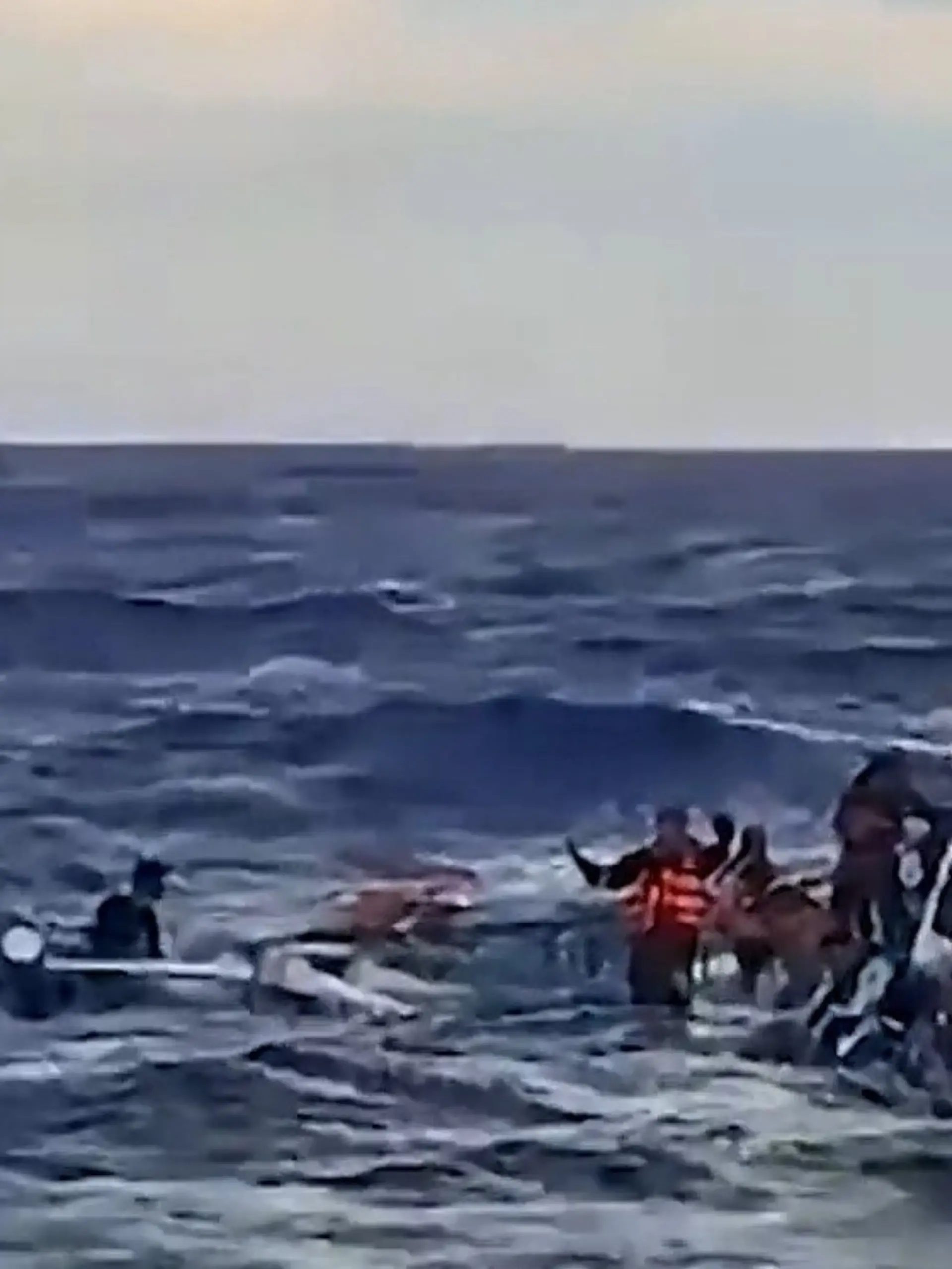 Bild zu: "Auf sinkendem Boot gefangen! 18 Passagiere klammern sich mit letzter Kraft fest"