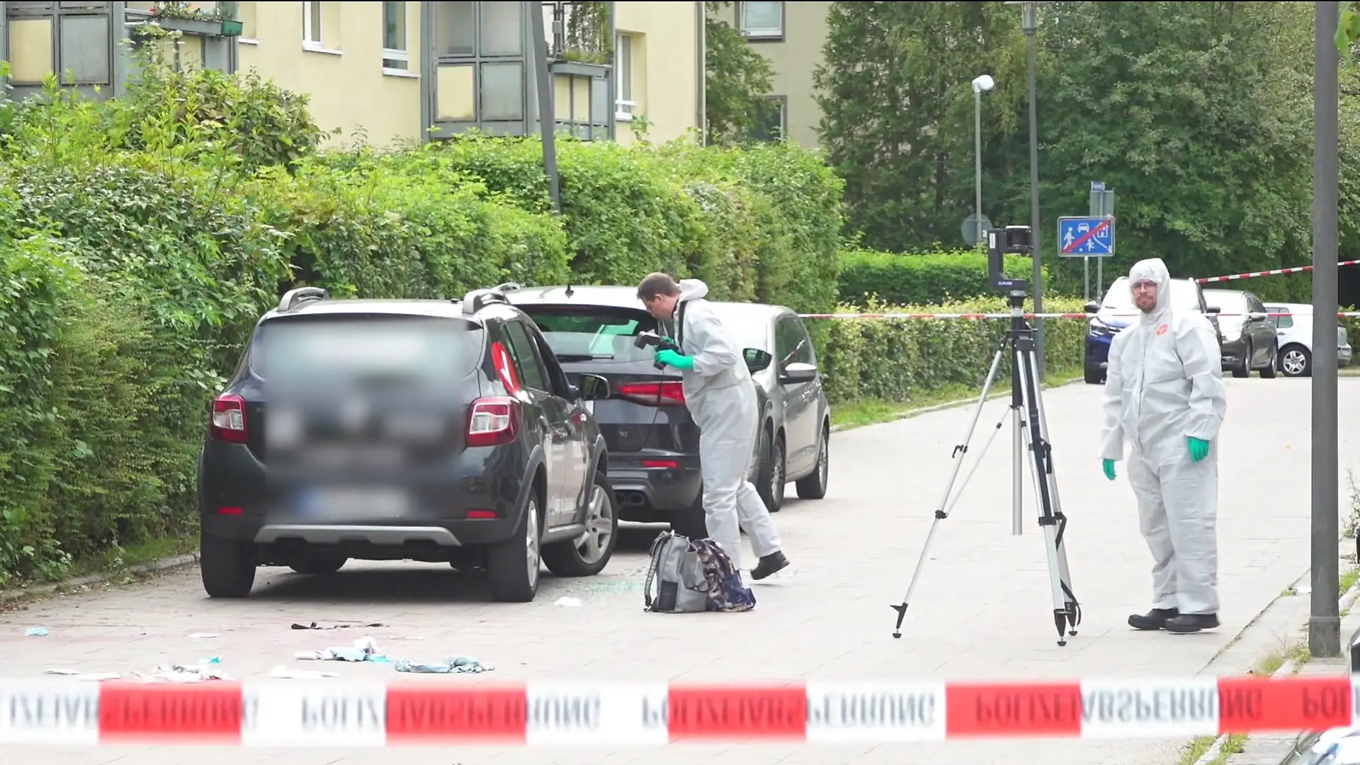 Bei dem schweren Angriff wird eine Frau schwer verletzt, auch ein weiterer Mann erleidet Verletzungen.