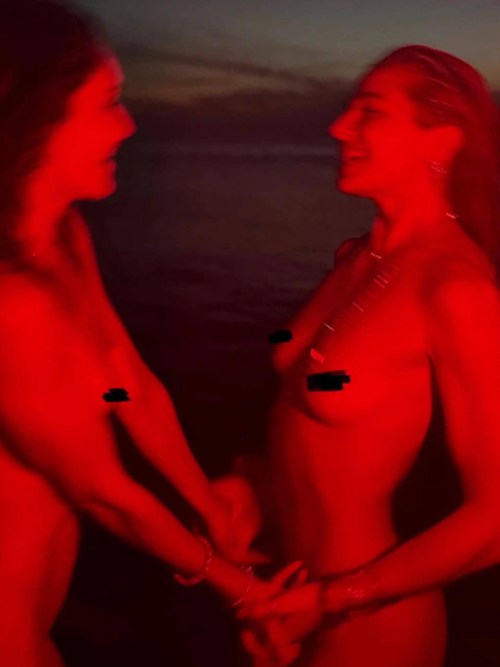 Bild zu: "Völlig nackt im Meer! Lola Weippert zieht komplett blank – das steckt dahinter"