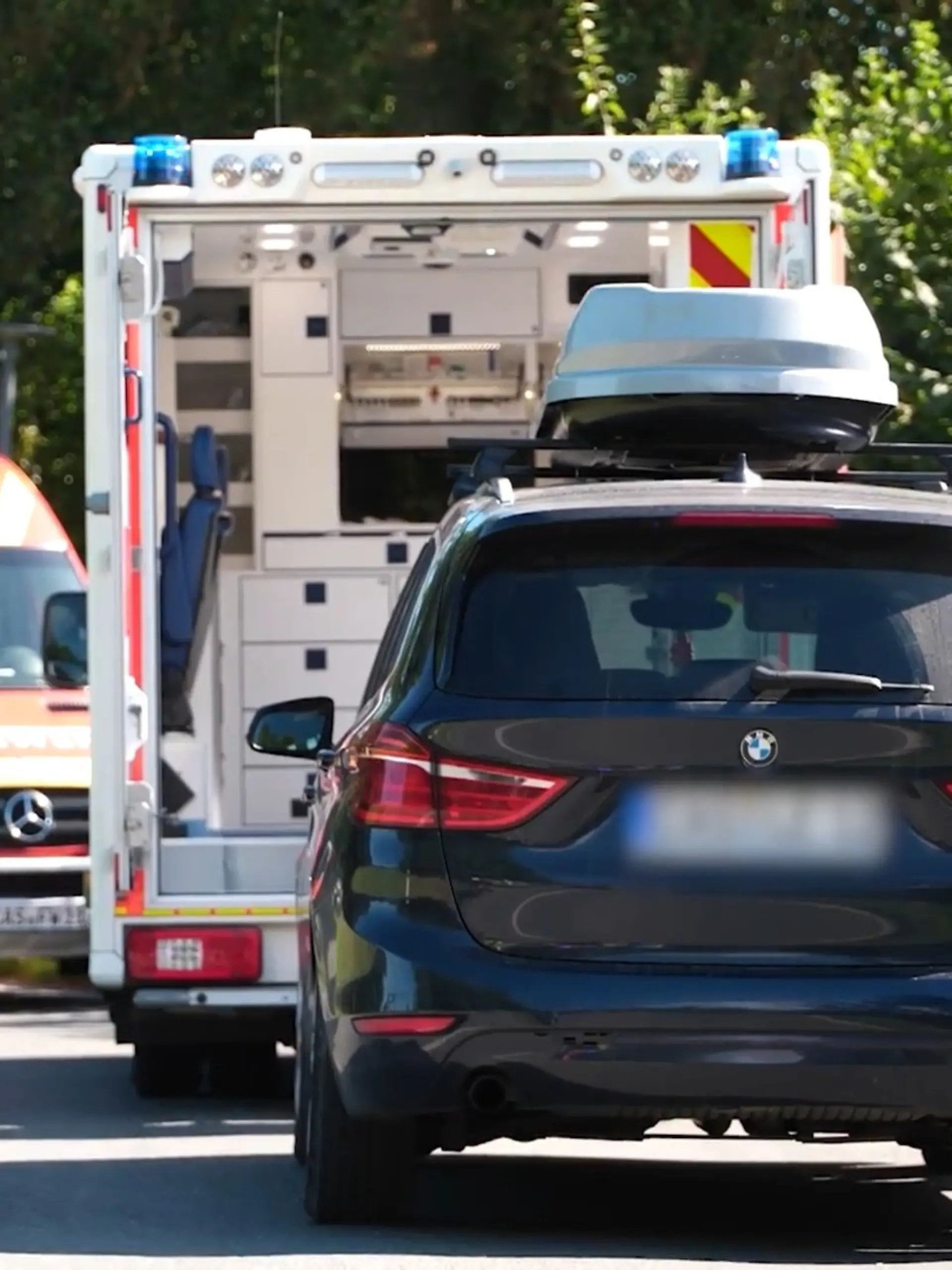 Bild zu: "Junge (1) fällt aus Auto und wird von Rettungswagen erfasst"