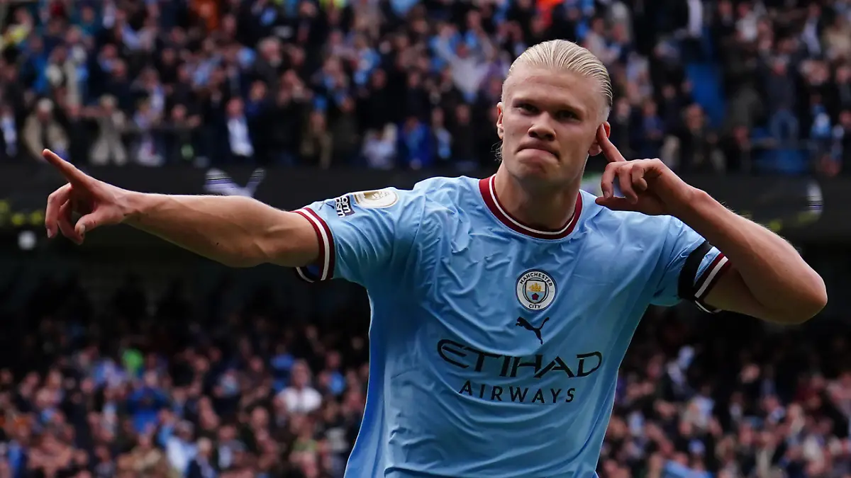 ARCHIV - 02.10.2022, Großbritannien, Manchester: Fußball: Premier League, England, Manchester City - Manchester United, 9. Spieltag im Etihad-Stadion: Erling Haaland (unten) von Manchester City feiert den dritten Treffer seiner Mannschaft zum 3:0. (zu dpa: «Fjörtoft: Haaland wird seine Karriere nicht bei Man City beenden») (zu dpa: «BVB freut sich auf Wiedersehen mit Haaland - Reus weiter fraglich») Foto: Martin Rickett/Press Association/dpa +++ dpa-Bildfunk +++