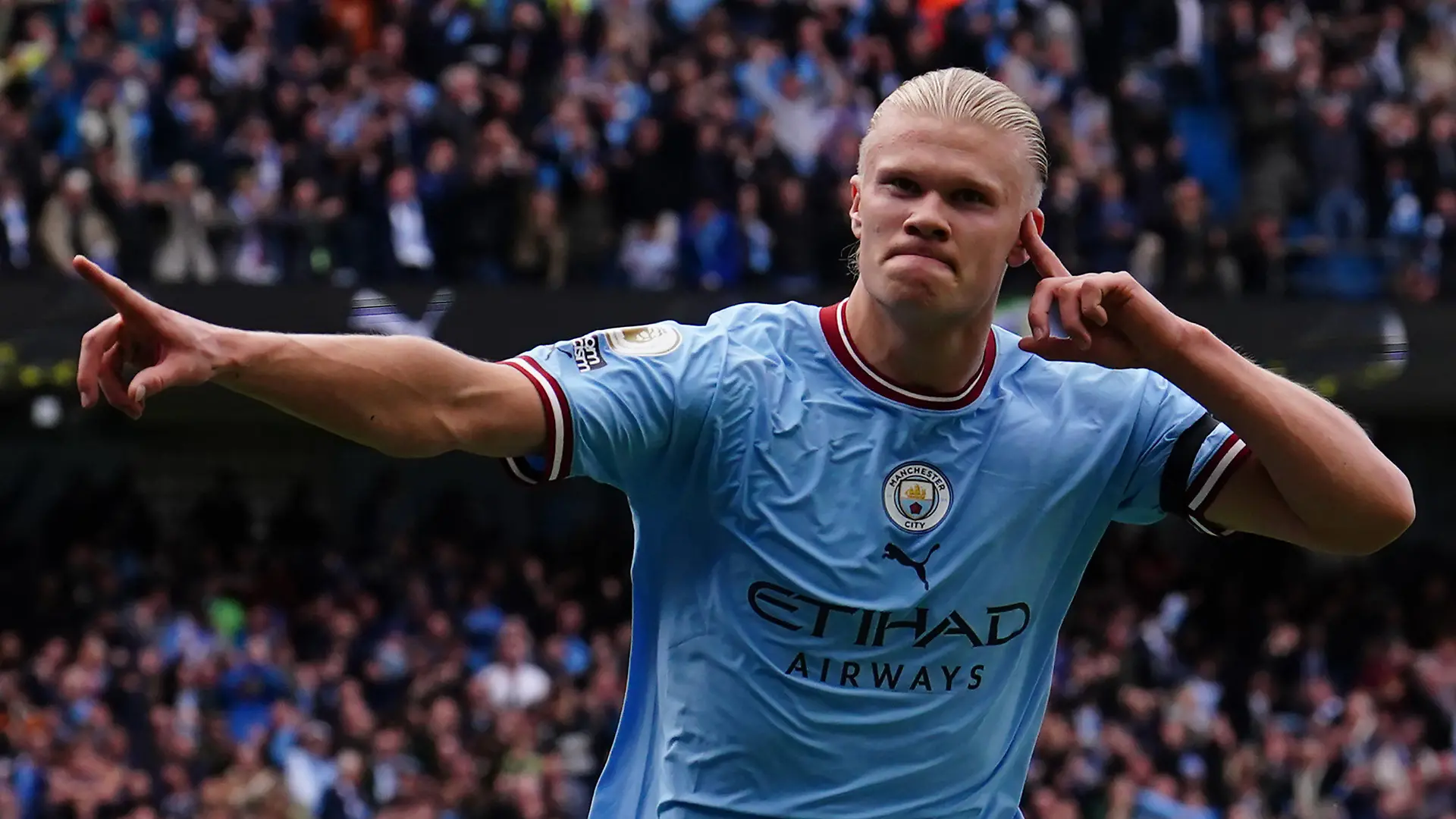 ARCHIV - 02.10.2022, Großbritannien, Manchester: Fußball: Premier League, England, Manchester City - Manchester United, 9. Spieltag im Etihad-Stadion: Erling Haaland (unten) von Manchester City feiert den dritten Treffer seiner Mannschaft zum 3:0. (zu dpa: «Fjörtoft: Haaland wird seine Karriere nicht bei Man City beenden») (zu dpa: «BVB freut sich auf Wiedersehen mit Haaland - Reus weiter fraglich») Foto: Martin Rickett/Press Association/dpa +++ dpa-Bildfunk +++
