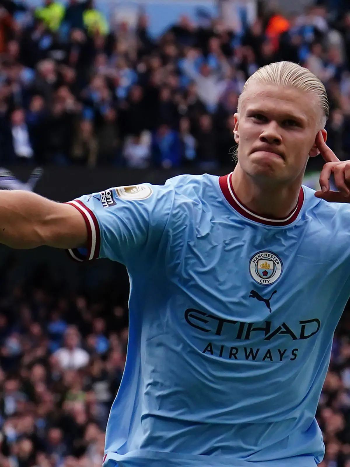 ARCHIV - 02.10.2022, Großbritannien, Manchester: Fußball: Premier League, England, Manchester City - Manchester United, 9. Spieltag im Etihad-Stadion: Erling Haaland (unten) von Manchester City feiert den dritten Treffer seiner Mannschaft zum 3:0. (zu dpa: «Fjörtoft: Haaland wird seine Karriere nicht bei Man City beenden») (zu dpa: «BVB freut sich auf Wiedersehen mit Haaland - Reus weiter fraglich») Foto: Martin Rickett/Press Association/dpa +++ dpa-Bildfunk +++
