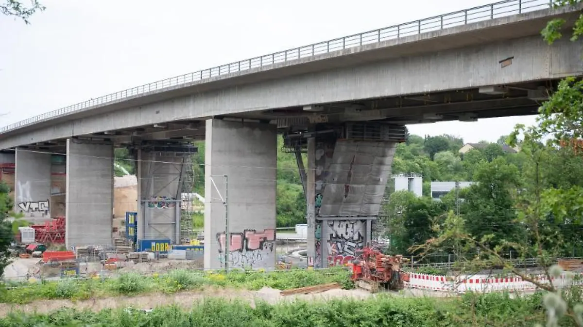Blick auf die gesperrte Salzbachtalbrücke