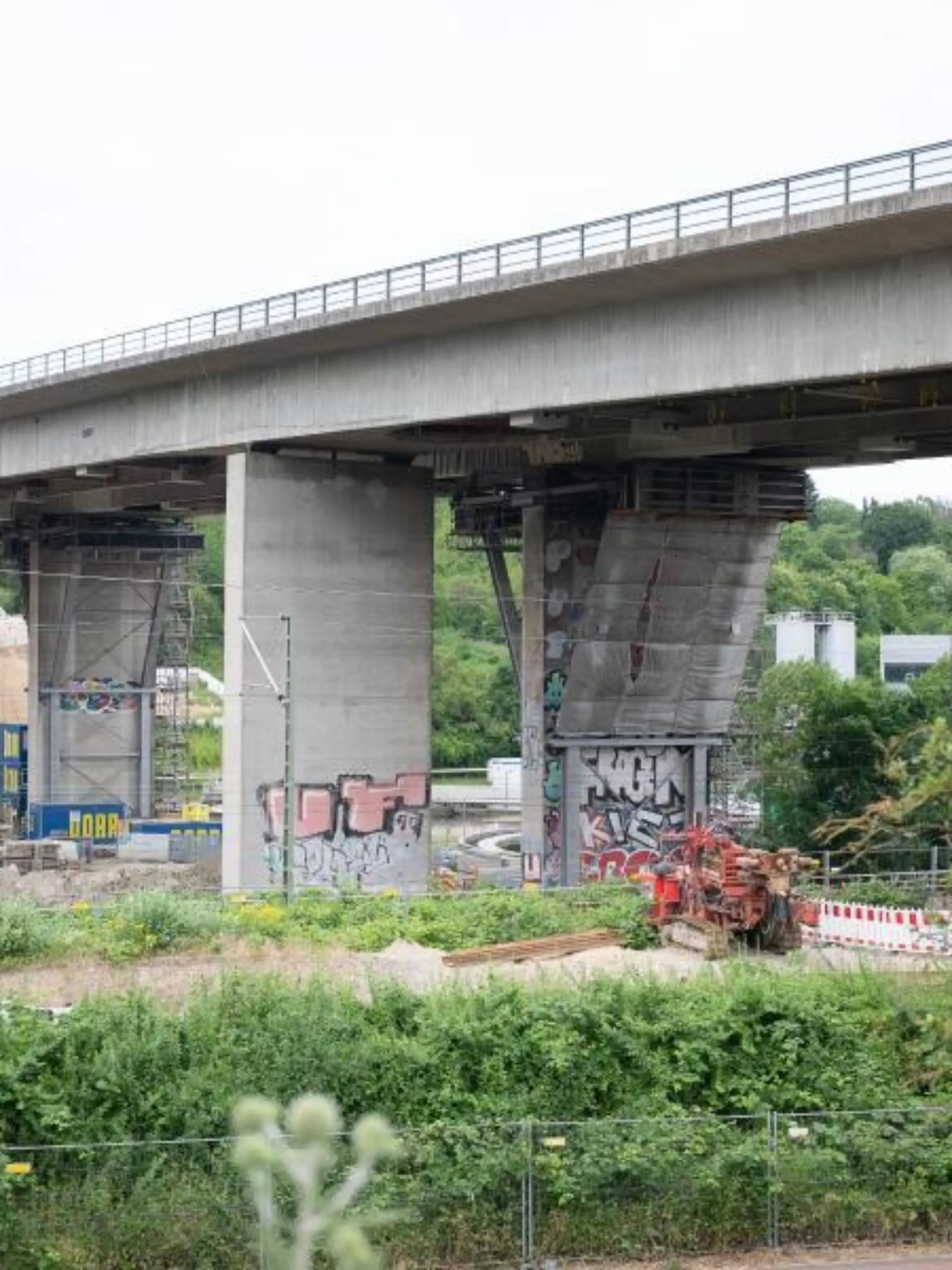 Blick auf die gesperrte Salzbachtalbrücke