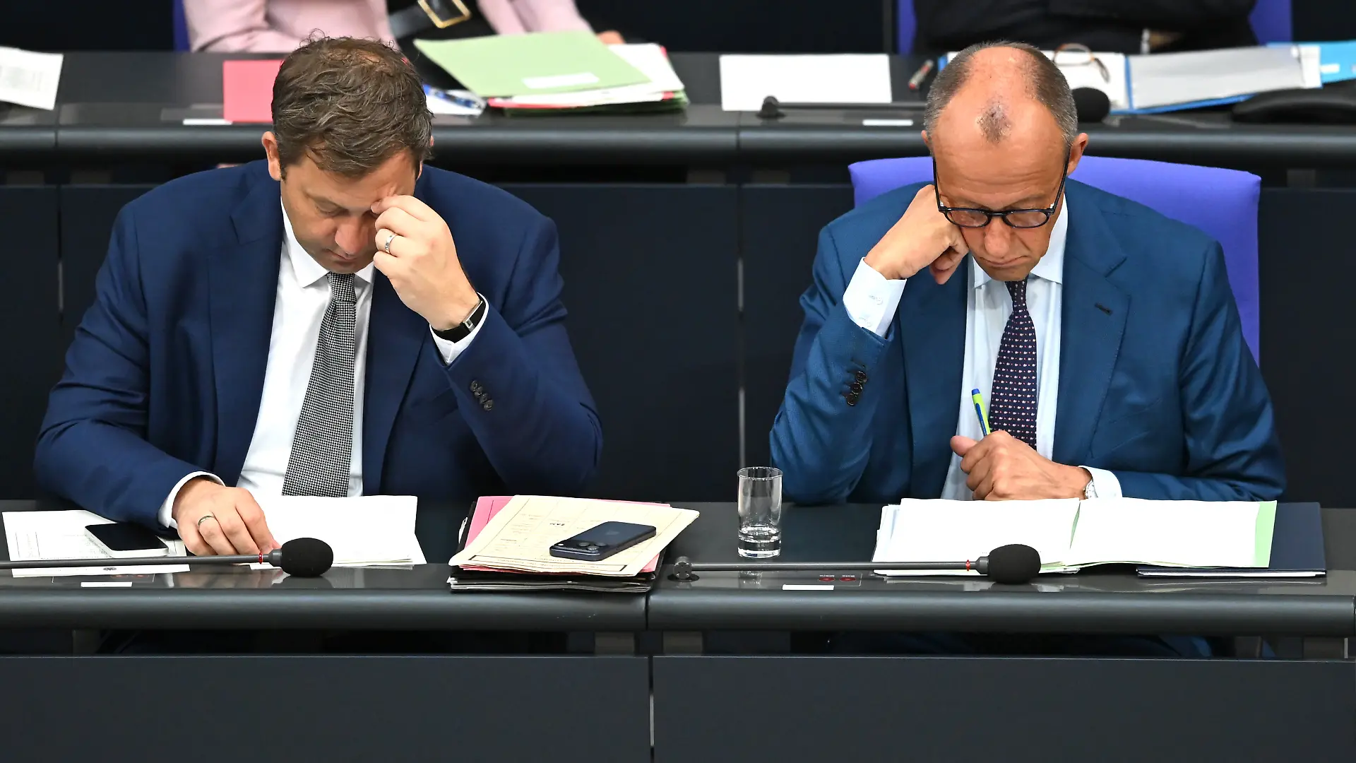 Lars Klingbeil (l, SPD), Bundesminister der Finanzen, und Bundeskanzler Friedrich Merz (CDU), sitzen während der 89. Plenarsitzung der 21. Legislaturperiode im Deutschen Bundestag. (zu dpa: «Haushaltswoche in unruhigen Zeiten – das steckt im Etat 2027») +++ dpa-Bildfunk +++