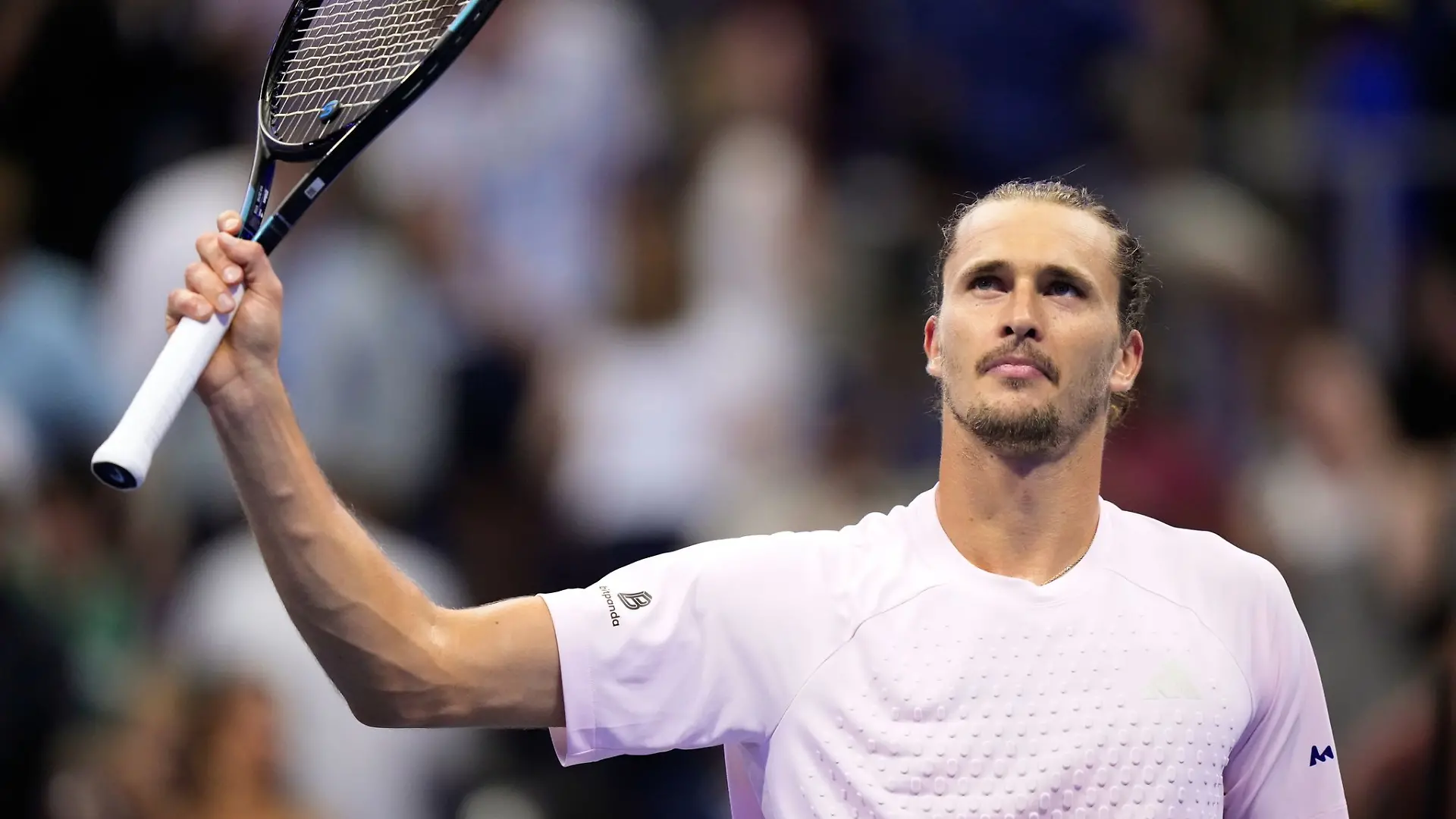 Alexander Zverev winkt nach seinem Sieg ins Publikum.
