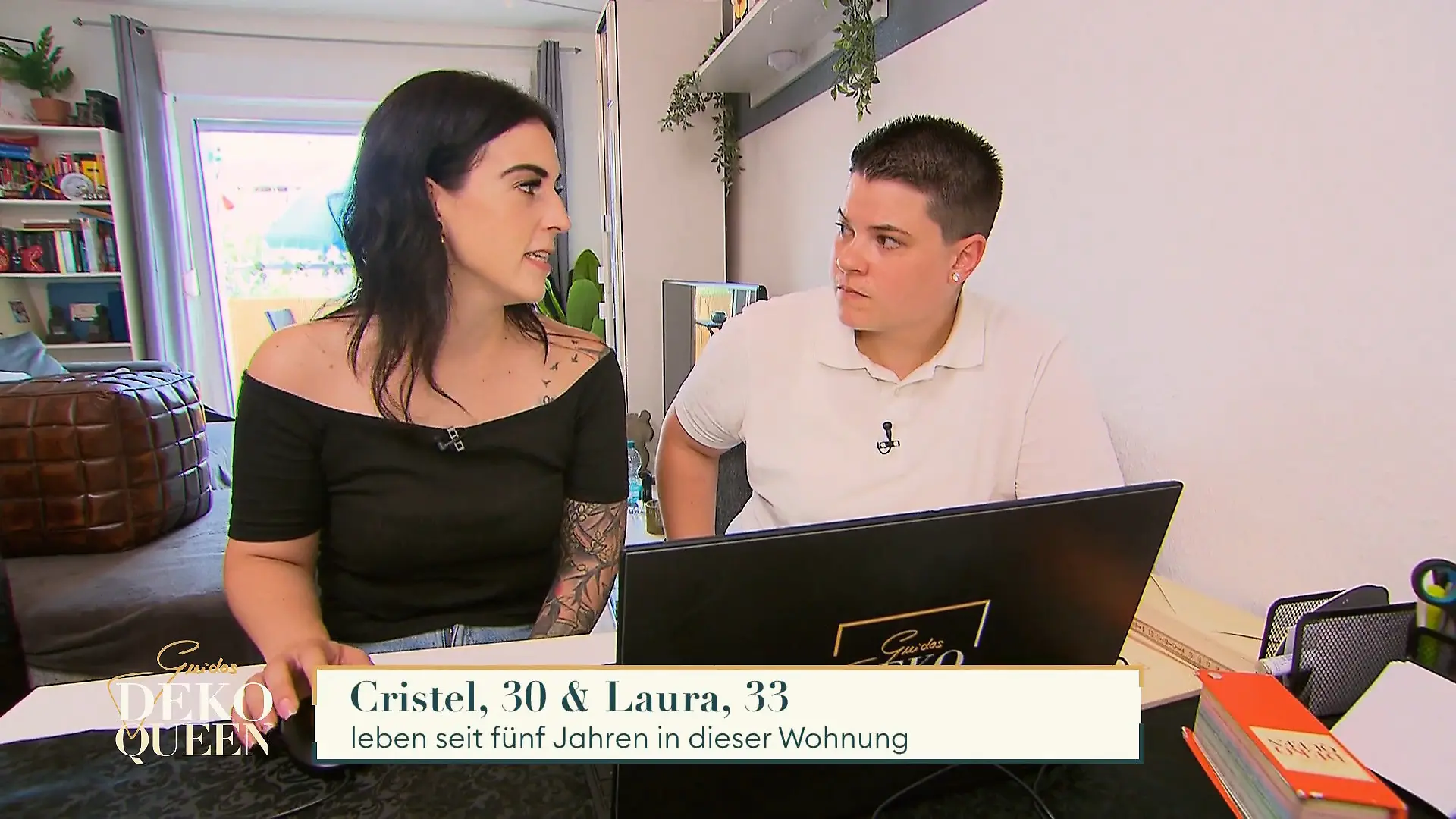Cristel und Laura rätseln über ihren Leder-Sitzwürfel Berlin? Erst mal Fragezeichen