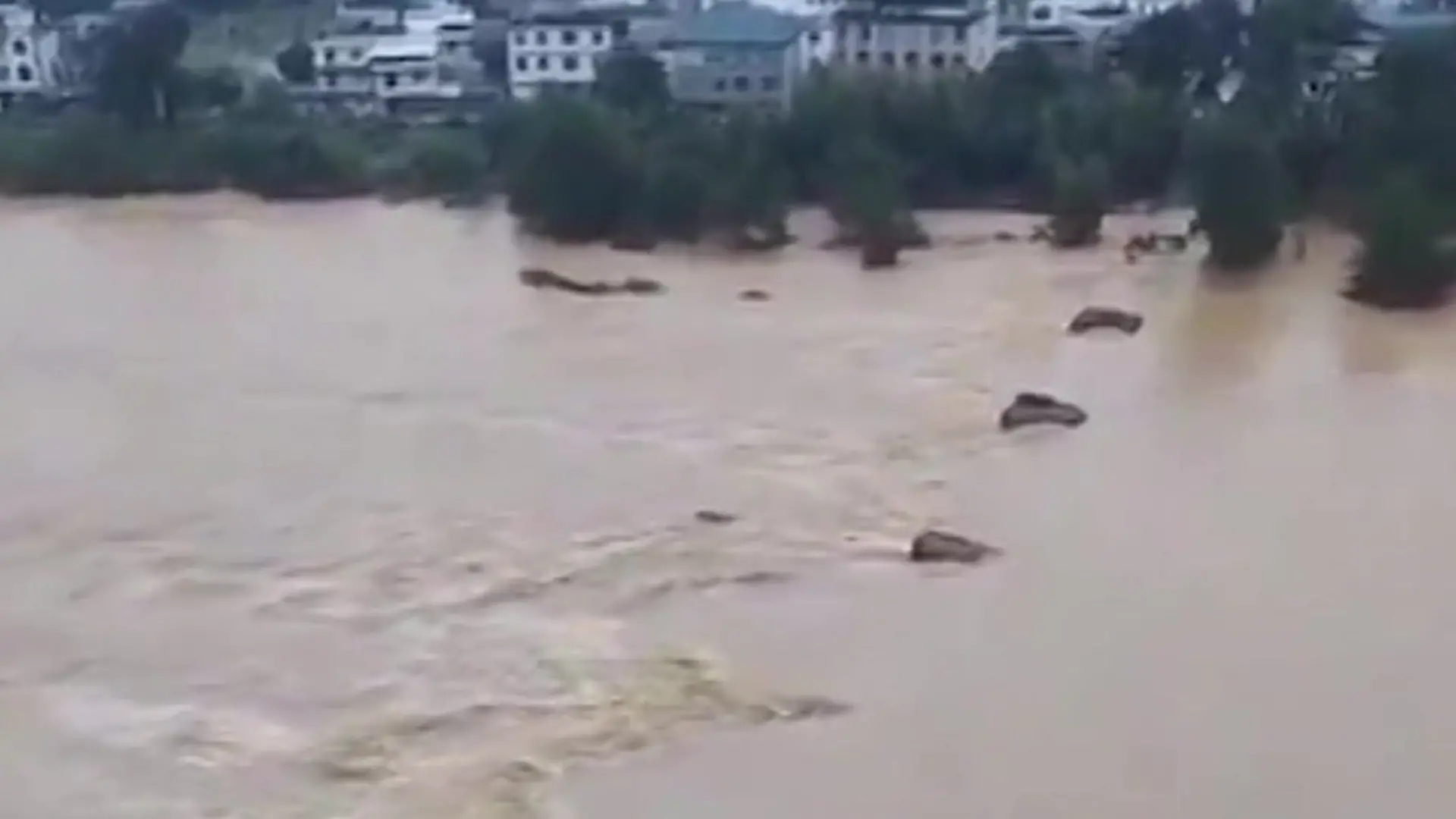 Komplette Brücke weggerissen! Wassermassen zerstören ganze Dörfer Naturkatastrophe nach Taifun