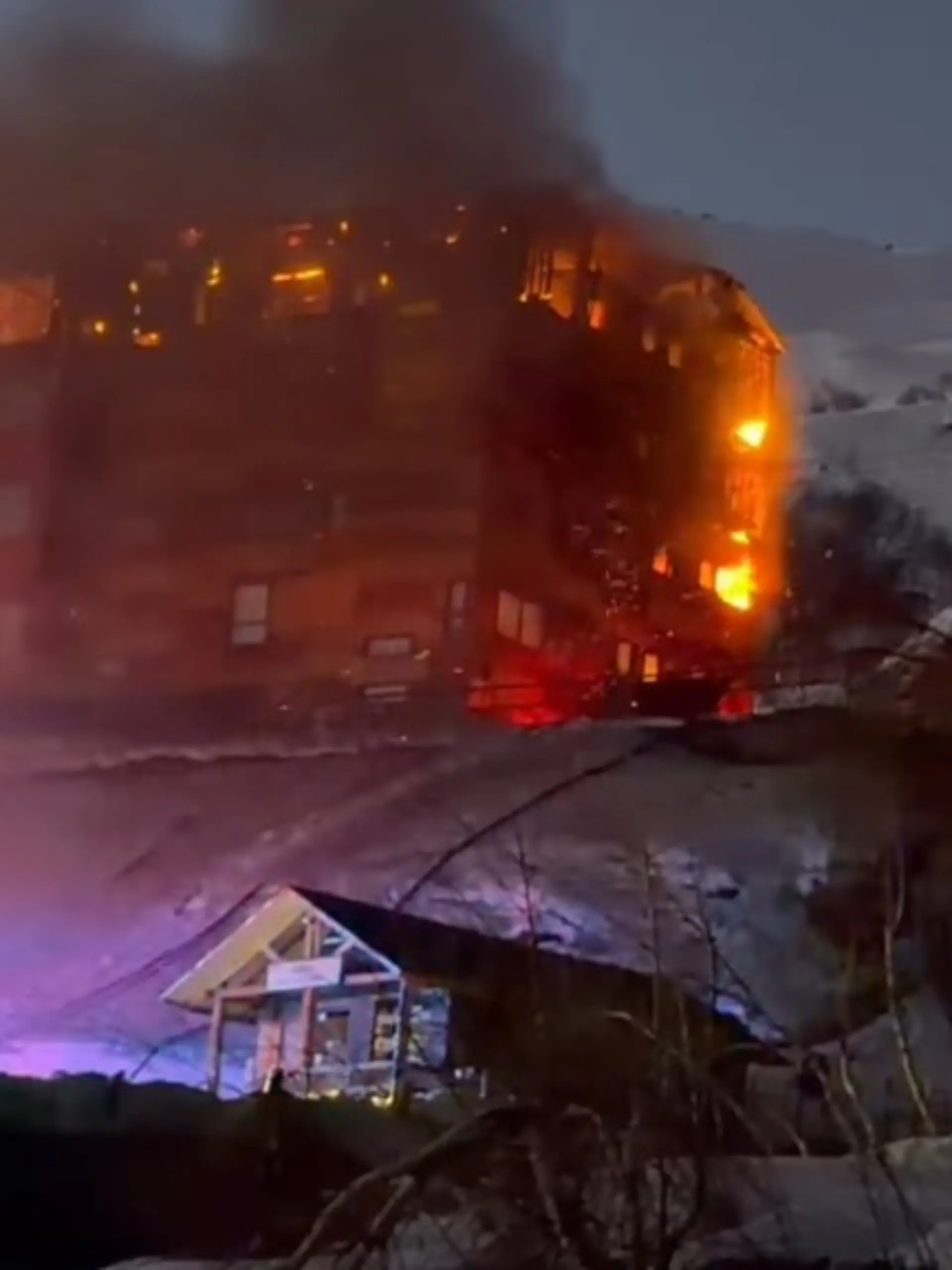 Bild zu: "Ski-Asse fliehen vor DIESEM Flammen-Inferno"
