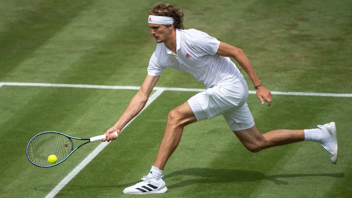 01.07.2021, Großbritannien, London: Tennis: Grand Slam, Wimbledon, ATP-Tour, Einzel, Herren, 2. Runde, Sandgren (USA) - Zverev (Deutschland). Alexander Zverev in Aktion. Foto: Jonathan Nackstrand/Aeltc Pool/PA Wire/dpa +++ dpa-Bildfunk +++