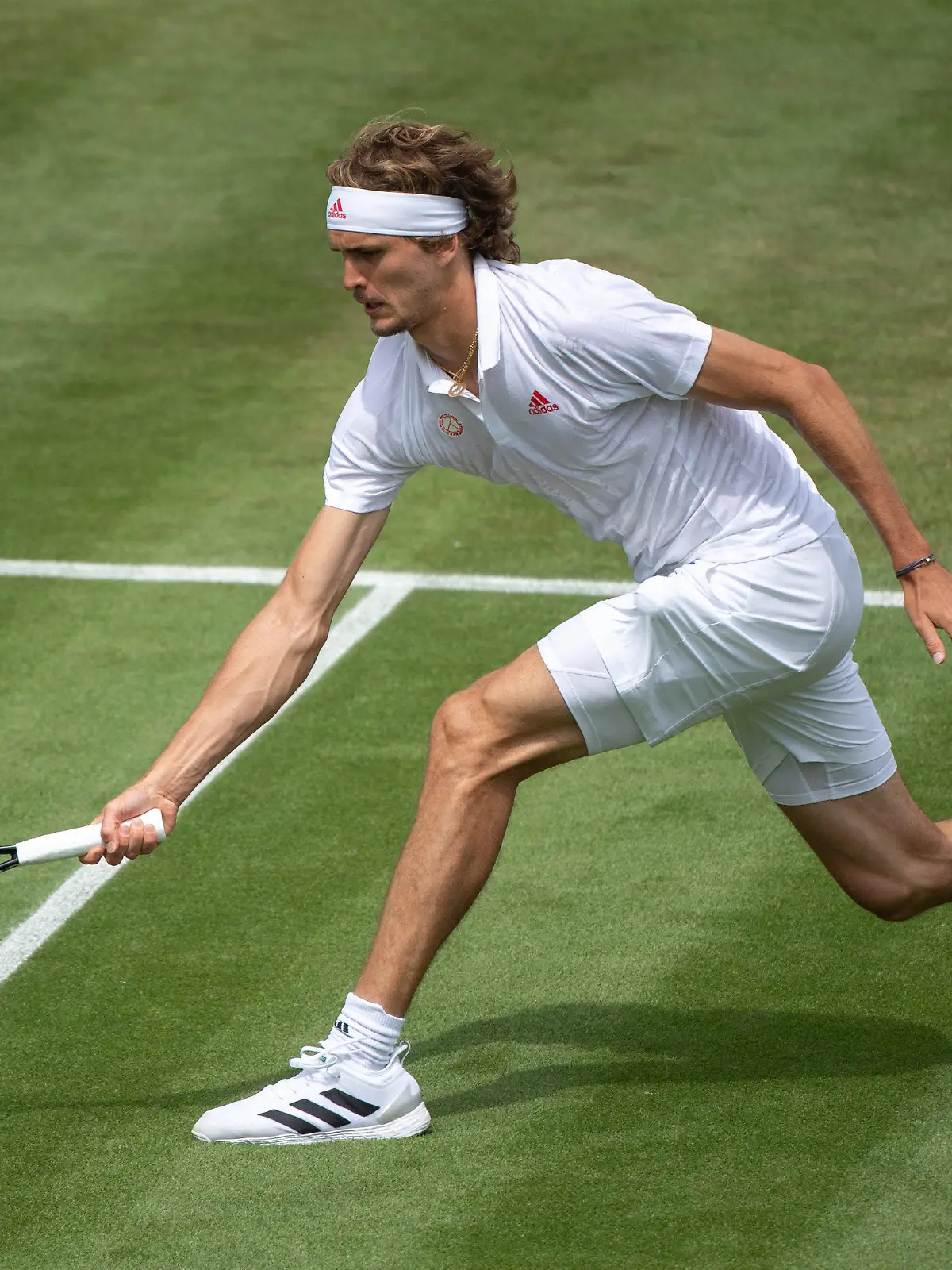 01.07.2021, Großbritannien, London: Tennis: Grand Slam, Wimbledon, ATP-Tour, Einzel, Herren, 2. Runde, Sandgren (USA) - Zverev (Deutschland). Alexander Zverev in Aktion. Foto: Jonathan Nackstrand/Aeltc Pool/PA Wire/dpa +++ dpa-Bildfunk +++