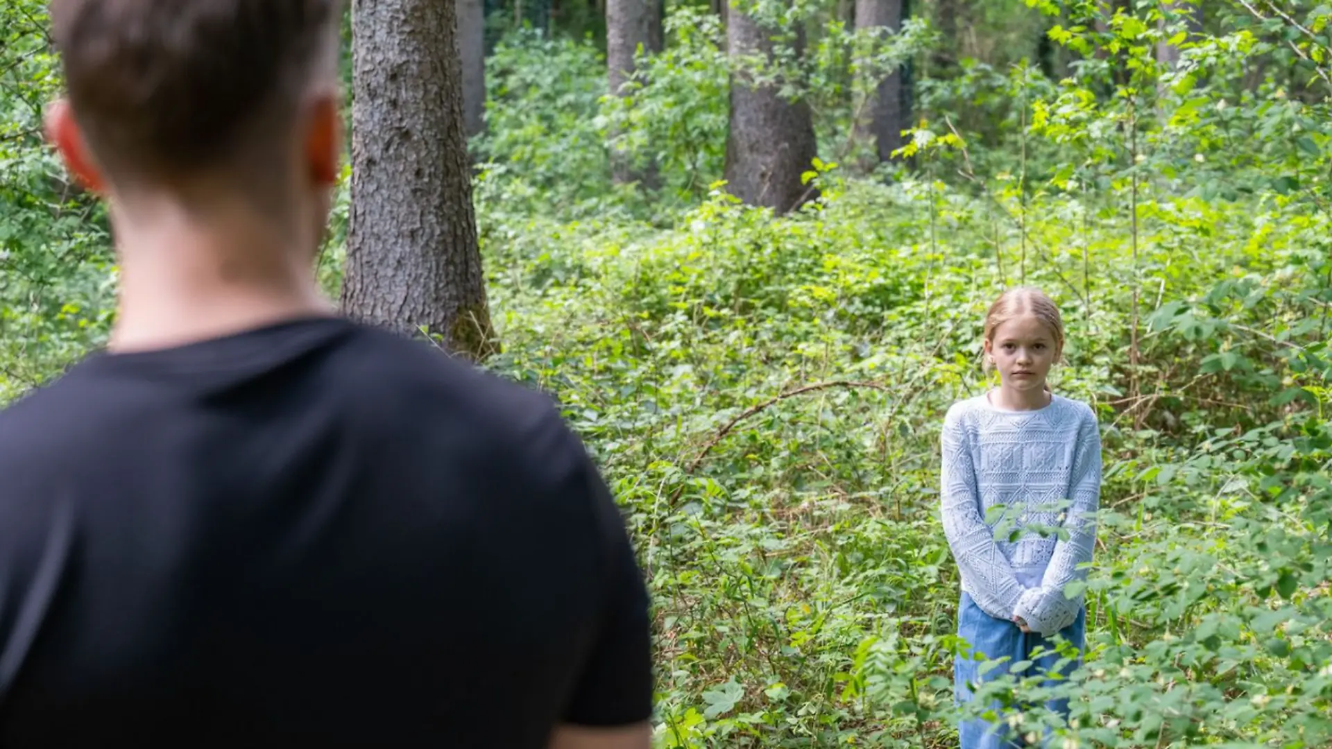 Vom Kindergeburtstag führt der Weg für ein kleines Mädchen zu einem folgenschweren Treffen.
