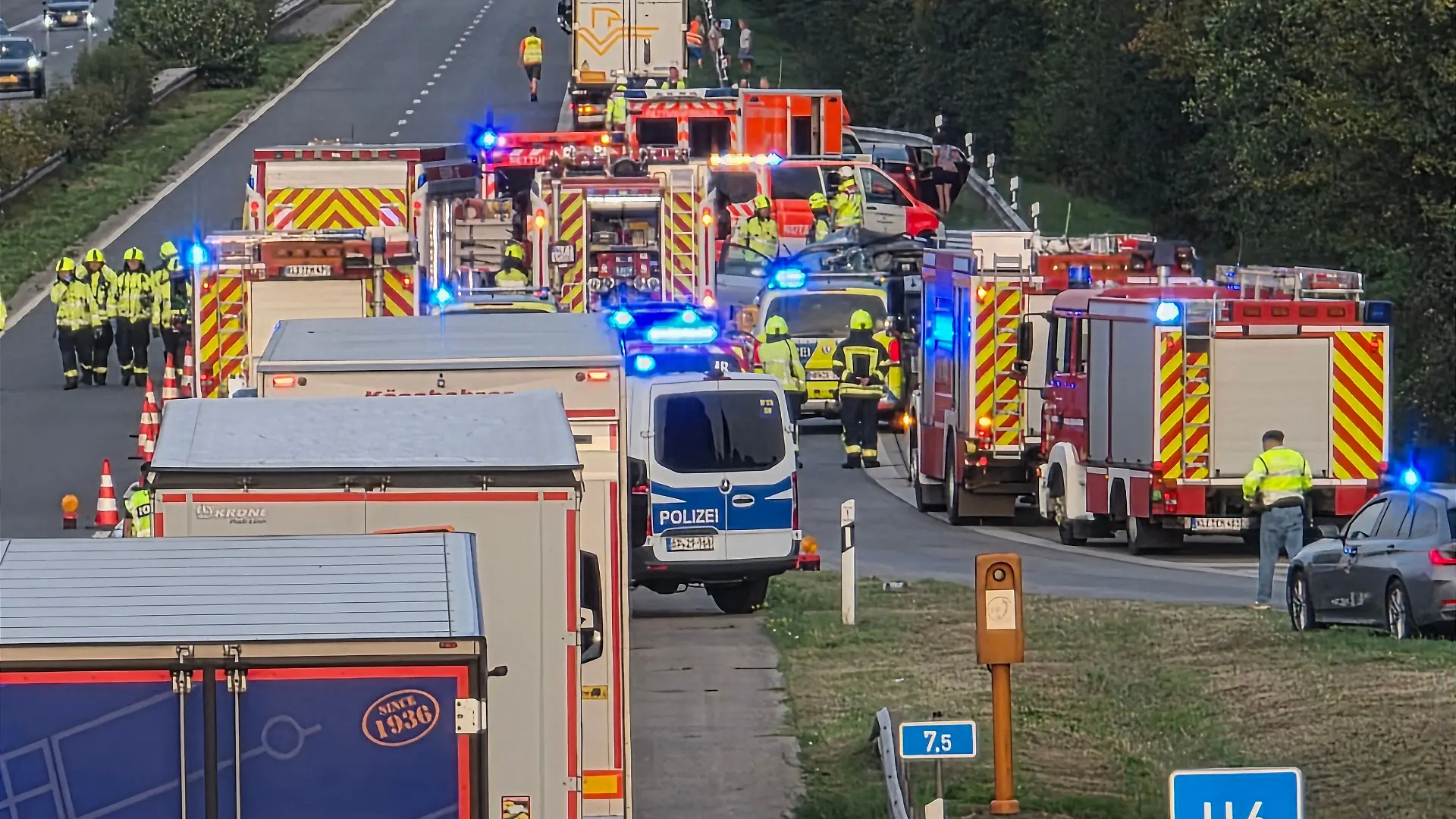 Polizei und Rettungskräfte sind nach dem schweren Unfall auf der Autobahn 3 im Einsatz.