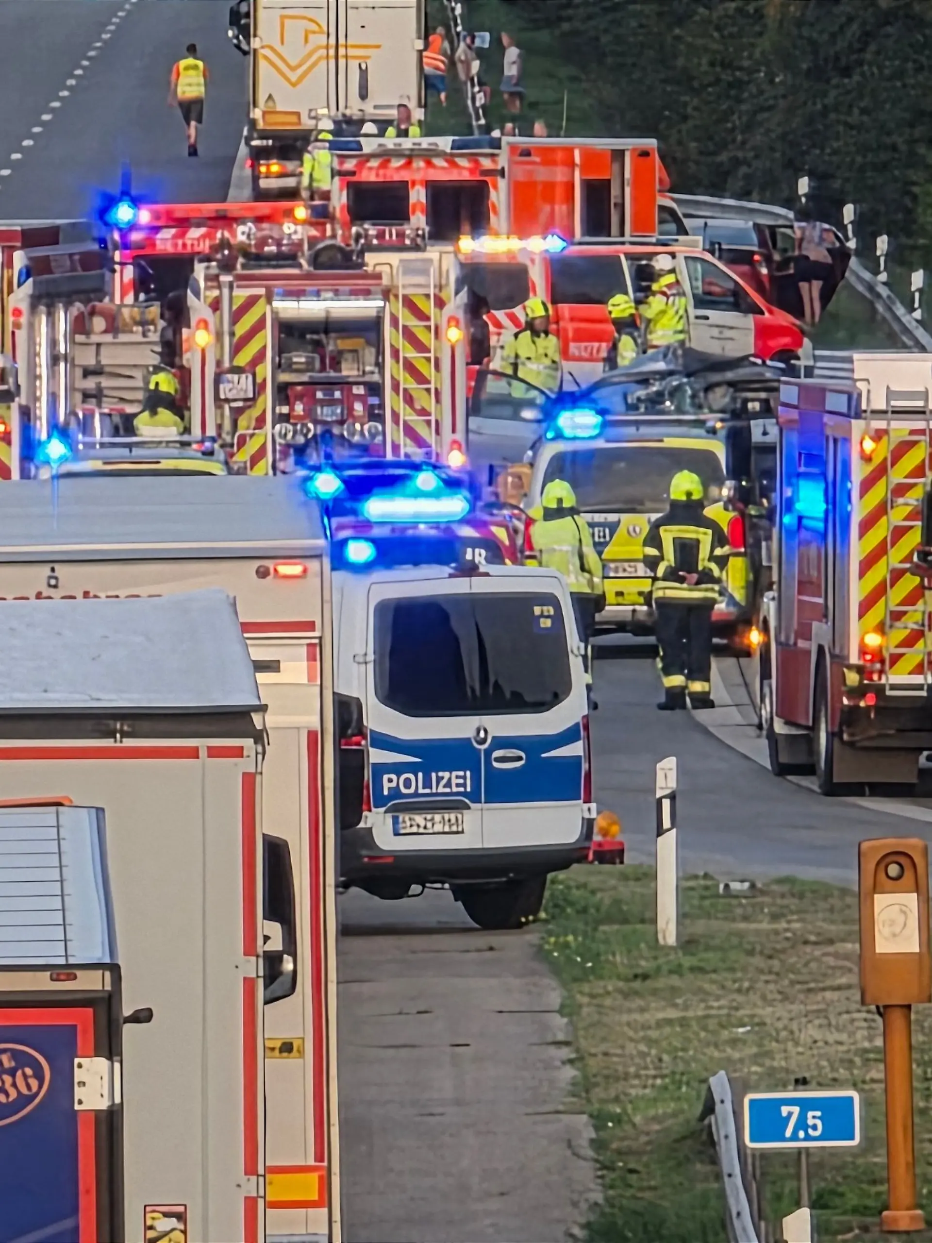 Polizei und Rettungskräfte sind nach dem schweren Unfall auf der Autobahn 3 im Einsatz.