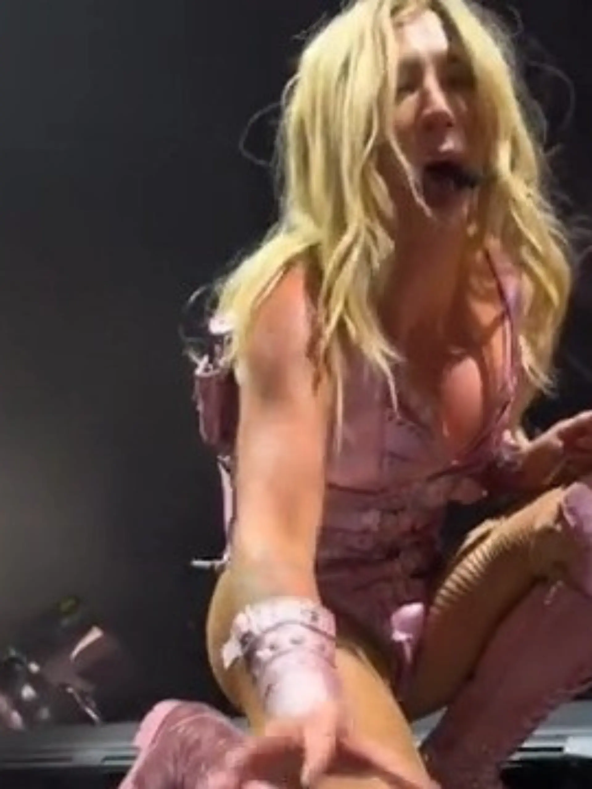 Bild zu: "„Es ist noch warm!“ – Popstar Kesha ekelt sich vor Fan-Geschenk"