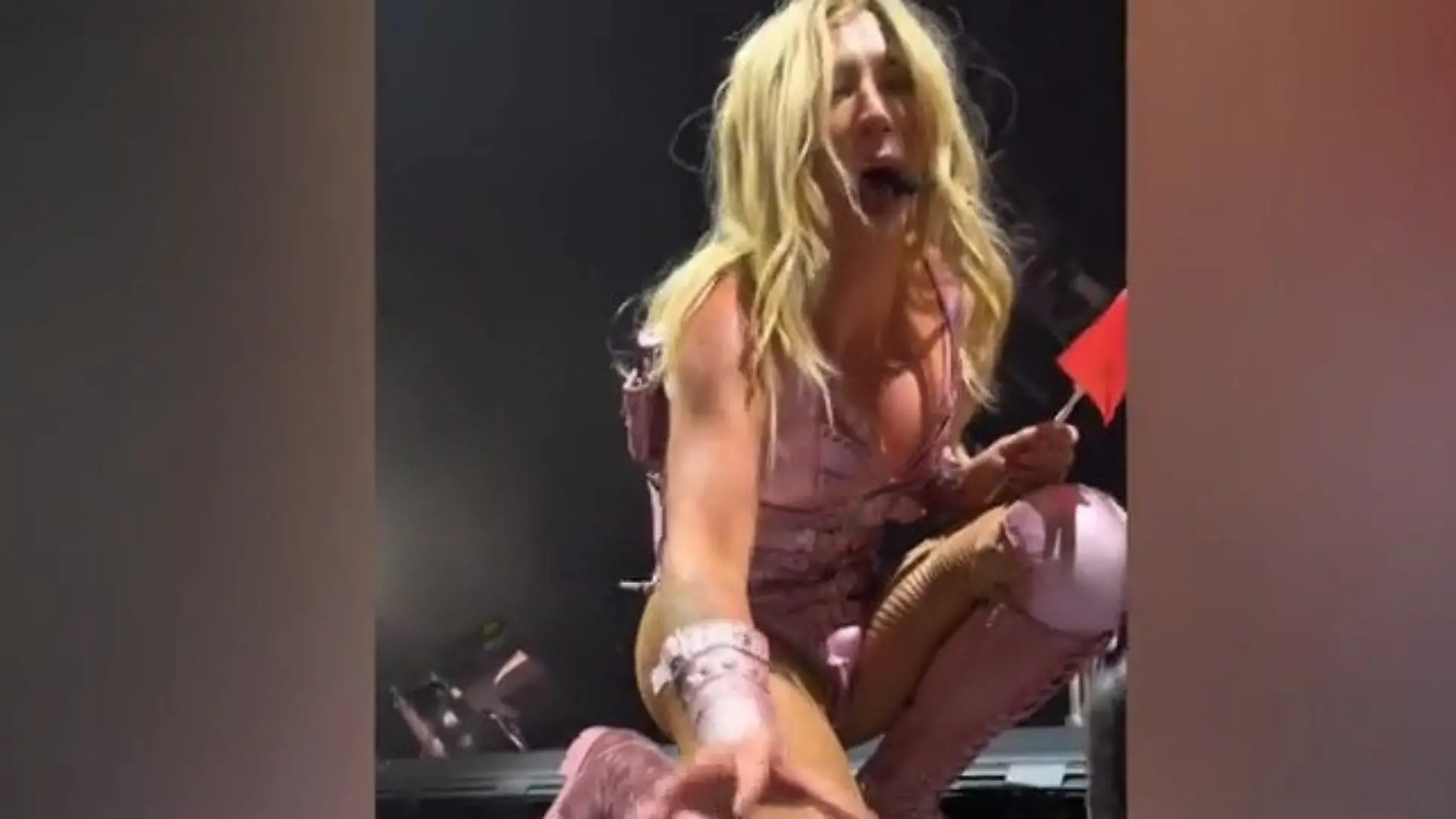 „Es ist noch warm!“ – Popstar Kesha ekelt sich vor Fan-Geschenk Skurriler Moment bei Konzert