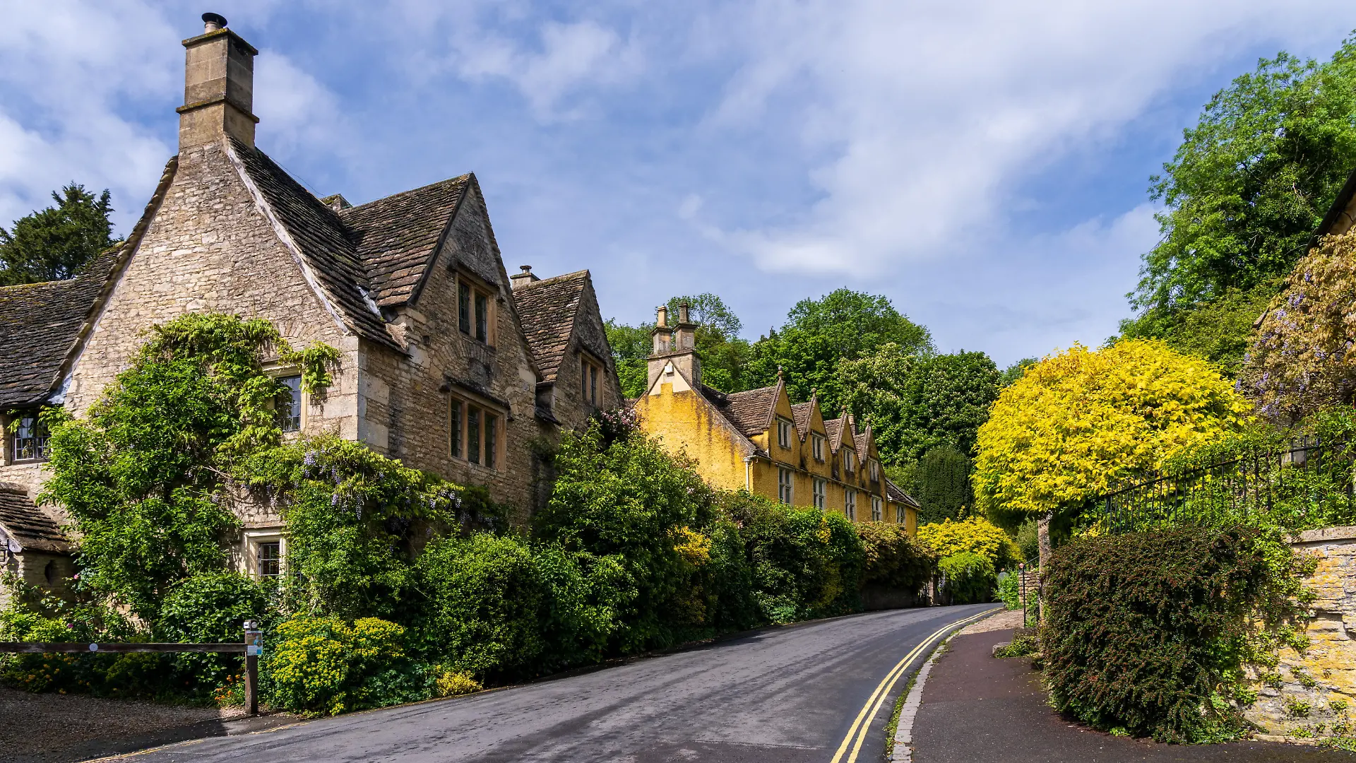 Die Cotswolds sind für ihre traditionellen Steinhäuser bekannt.