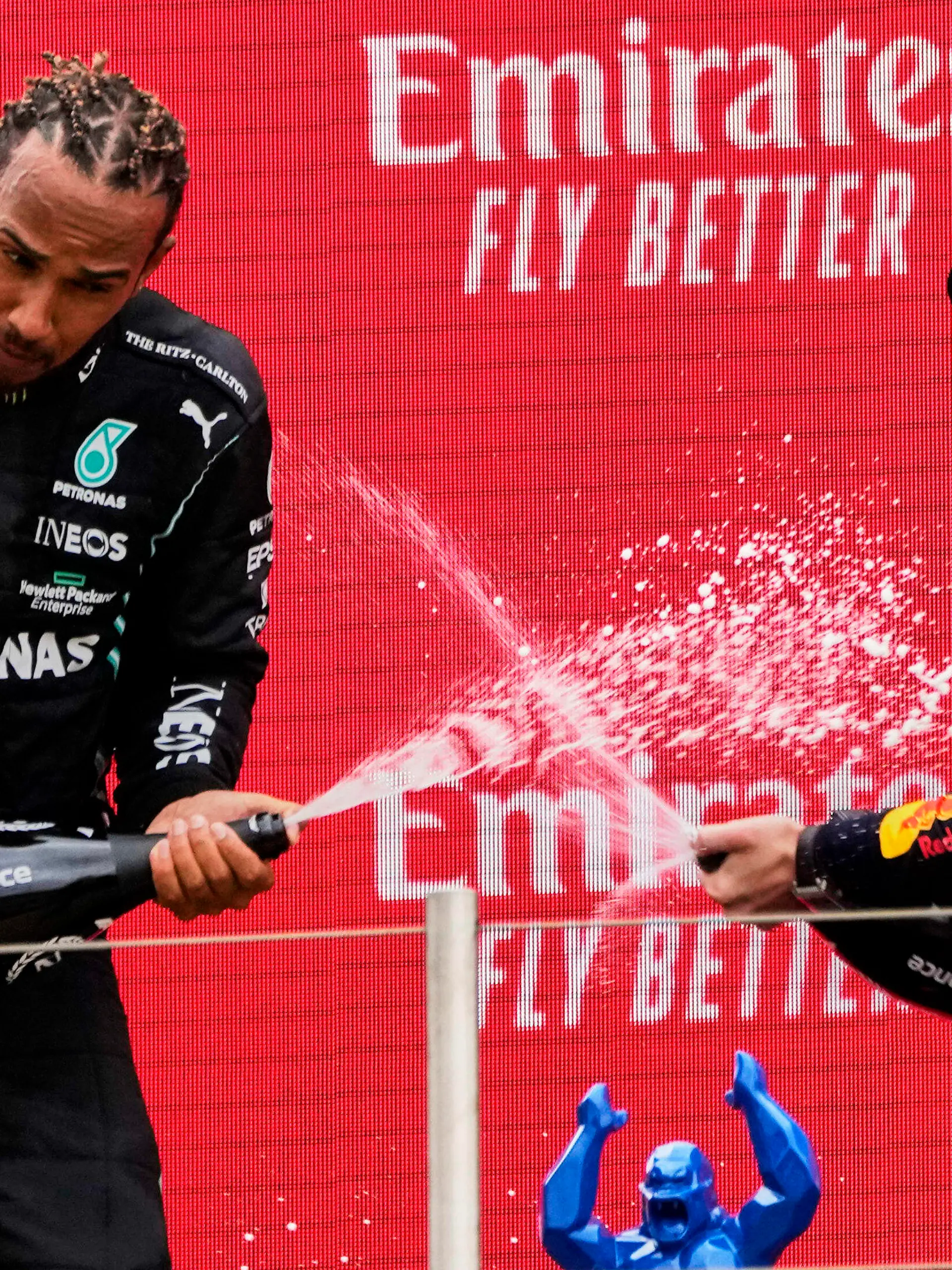 dpatopbilder - 20.06.2021, Frankreich, Le Castellet: Motorsport: Formel-1-Weltmeisterschaft, Großer Preis von Frankreich. Sieger Max Verstappen (r) aus den Niederlanden vom Team Red Bull Racing und der Zweitplatzierte Lewis Hamilton aus Großbritannien vom Team Mercedes lassen auf dem Podium Champagner aus einer Flasche spritzen. Foto: Francois Mori/AP/dpa +++ dpa-Bildfunk +++