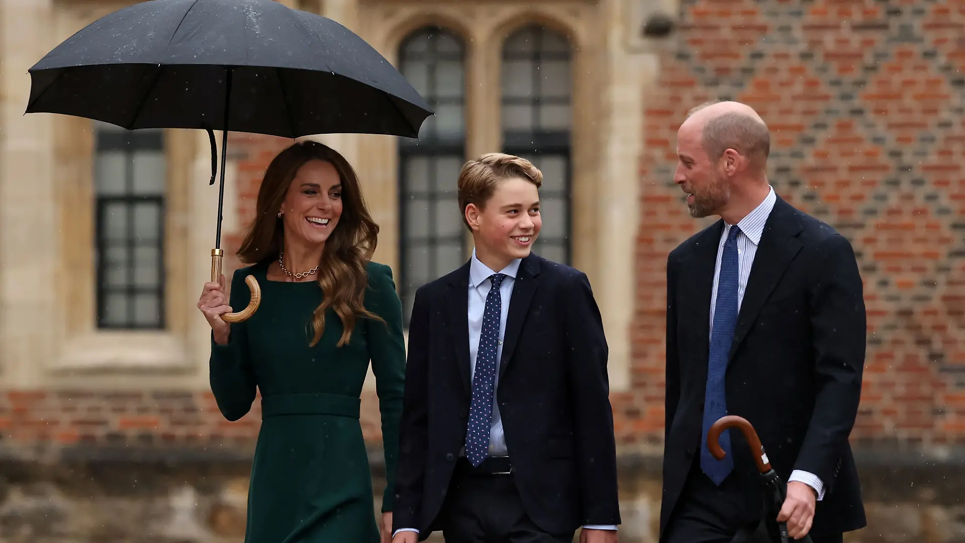 Prinz George wird von Mama Kate und Papa William zur Einschulung ins Eton College begleitet.