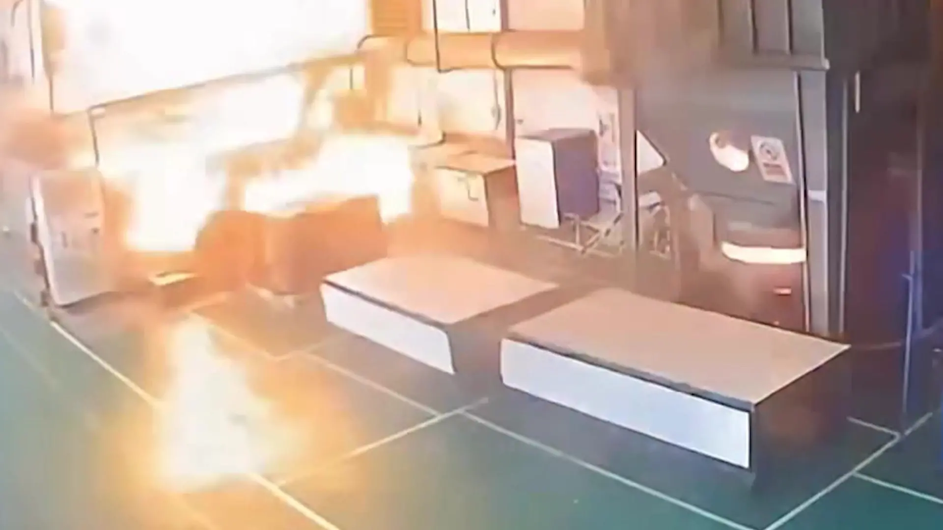 Maschine explodiert plötzlich! Riesiger Feuerball direkt vor Mitarbeitern Horror-Moment in Fabrik