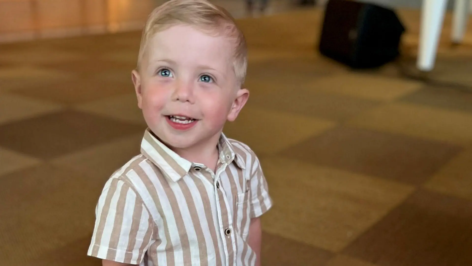 Hudson Cole Perrins. A heartbroken mum has told how her two-year-old boy died from a ‘brain injury caused by sepsis’ just days after doctors diagnosed him with constipation. Release date - December 4 2024. Little Hudson Cole Perrins was taken to Wolverhampton’s New Cross Hospital by his worried dad after he started complaining of stomach pains on June 27. Just four days later the boisterous and cheeky toddler passed away at Birmingham Children’s Hospital a month before his third birthday. An interim cause of death was given as a brain injury caused by urosepsis and an inquest into his death begins tomorrow (Thurs). His devastated family are now demanding answers ahead of the hearing and questioned why doctors were so quick to dismiss his symptoms as constipation. 
Verstopfung entpuppt sich als Sepsis: Mutter erhält Entschädigung vom staatlichen Gesundheitsdienst NHS nach Tod ihres 2-jährigen Sohnes an Sepsis, dem zuvor gesagt worden war, er habe Verstopfung. 