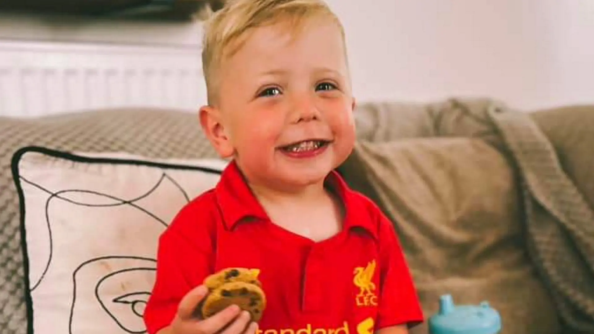 Verstopfung entpuppt sich als Sepsis: Mutter erhält Entschädigung vom staatlichen Gesundheitsdienst NHS nach Tod ihres 2-jährigen Sohnes an Sepsis, dem zuvor gesagt worden war, er habe Verstopfung. SONDERKONDITIONEN: Satzpreis! Hudson Cole Perrins. A heartbroken mum has told how her two-year-old boy died from a ‘brain injury caused by sepsis’ just days after doctors diagnosed him with constipation. Release date - December 4 2024. Little Hudson Cole Perrins was taken to Wolverhampton’s New Cross Hospital by his worried dad after he started complaining of stomach pains on June 27. Just four days later the boisterous and cheeky toddler passed away at Birmingham Children’s Hospital a month before his third birthday. An interim cause of death was given as a brain injury caused by urosepsis and an inquest into his death begins tomorrow (Thurs). His devastated family are now demanding answers ahead of the hearing and questioned why doctors were so quick to dismiss his symptoms as constipation. 
