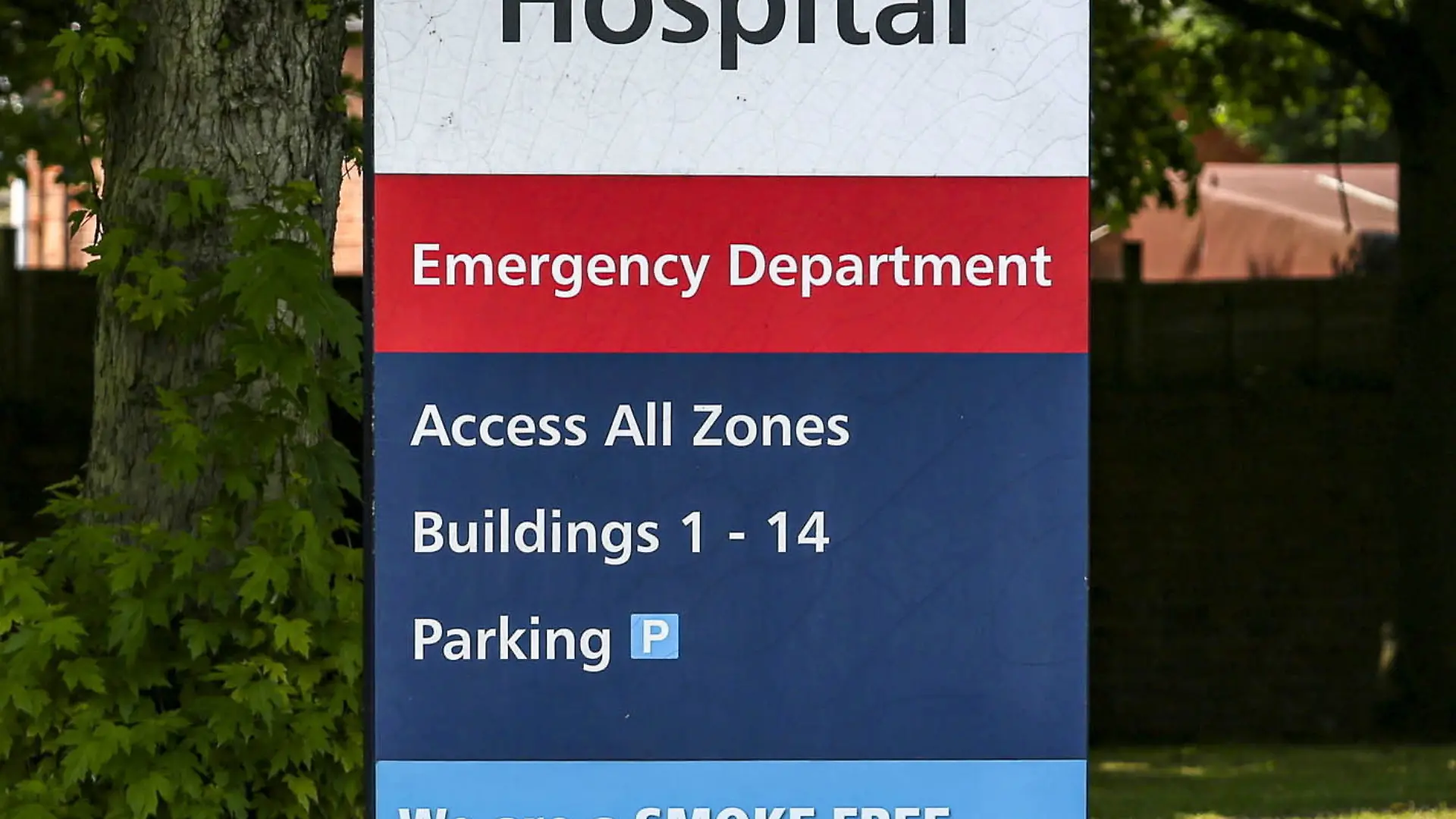 SONDERKONDITIONEN: Satzpreis! FILE PICTURE - New Cross Hospital, Wolverhampton. A heartbroken mum has told how her two-year-old boy died from a ‘brain injury caused by sepsis’ just days after doctors diagnosed him with constipation. Release date - December 4 2024. Little Hudson Cole Perrins was taken to Wolverhampton’s New Cross Hospital by his worried dad after he started complaining of stomach pains on June 27. Just four days later the boisterous and cheeky toddler passed away at Birmingham Children’s Hospital a month before his third birthday. An interim cause of death was given as a brain injury caused by urosepsis and an inquest into his death begins tomorrow (Thurs). His devastated family are now demanding answers ahead of the hearing and questioned why doctors were so quick to dismiss his symptoms as constipation.  Verstopfung entpuppt sich als Sepsis: Mutter erhält Entschädigung vom staatlichen Gesundheitsdienst NHS nach Tod ihres 2-jährigen Sohnes an Sepsis, dem zuvor gesagt worden war, er habe Verstopfung