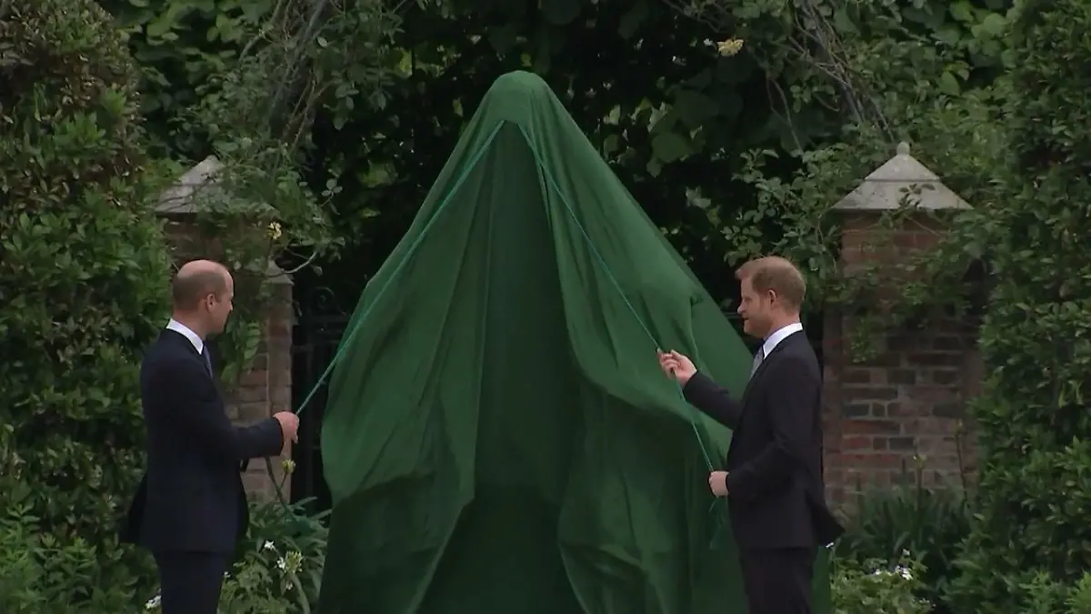 Harry und William enthüllen gemeinsam Diana-Statue 60. Geburtstag der "Prinzessin der Herzen"