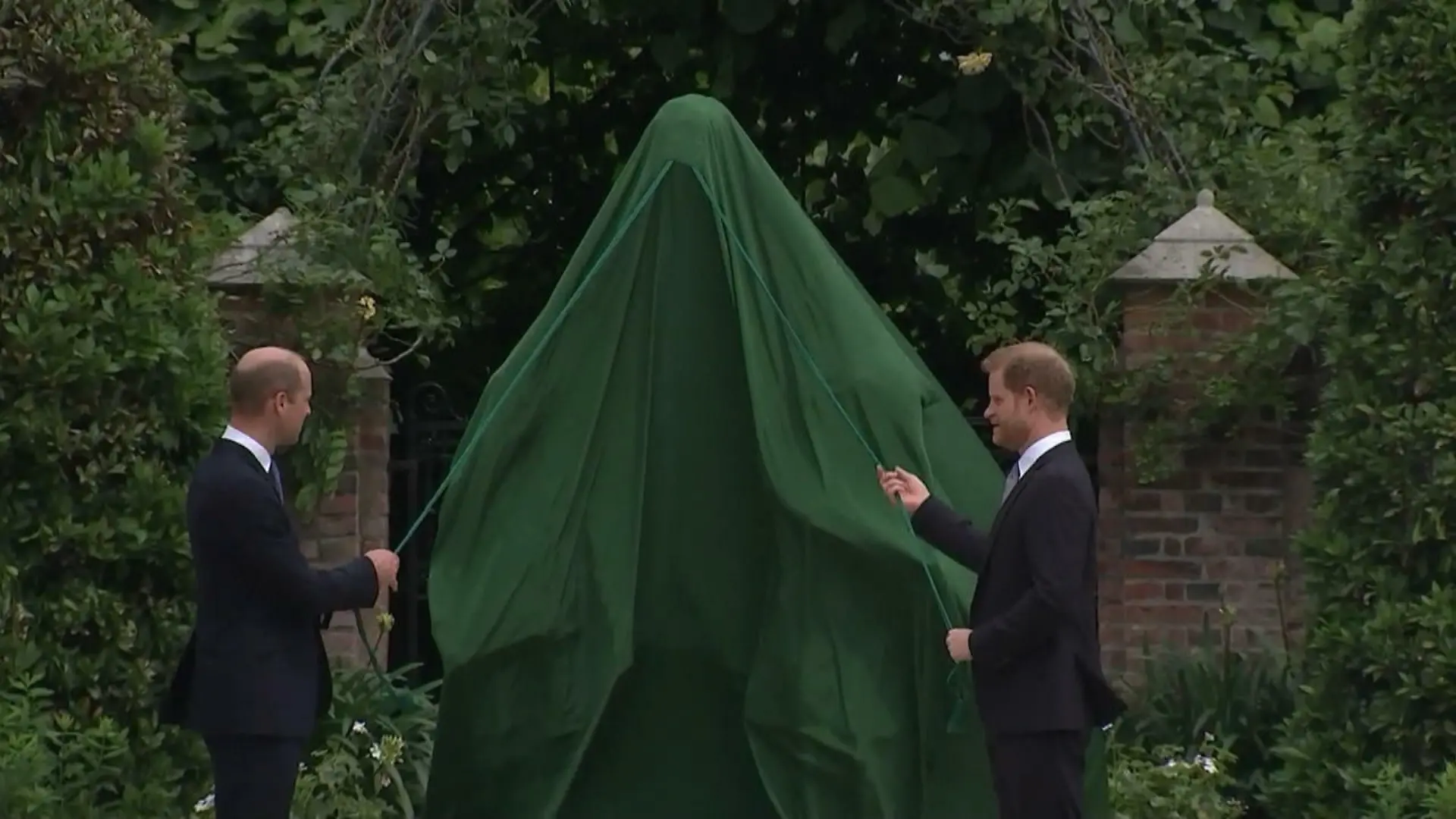 Harry und William enthüllen gemeinsam Diana-Statue 60. Geburtstag der "Prinzessin der Herzen"