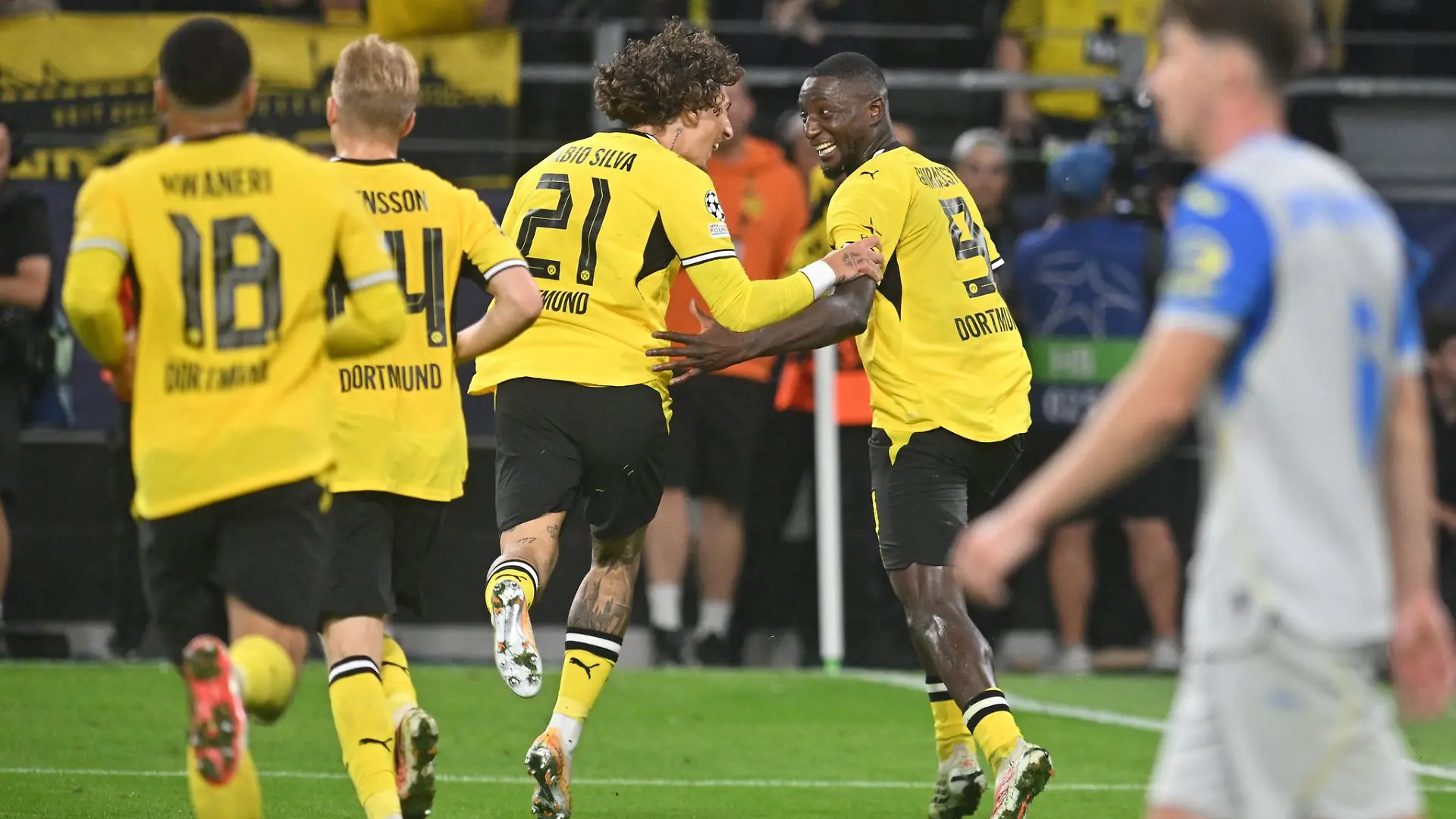 Sorgten in der Dortmunder Offensive für Gefahr: Fábio Silva (l) und Serhou Guirassy.