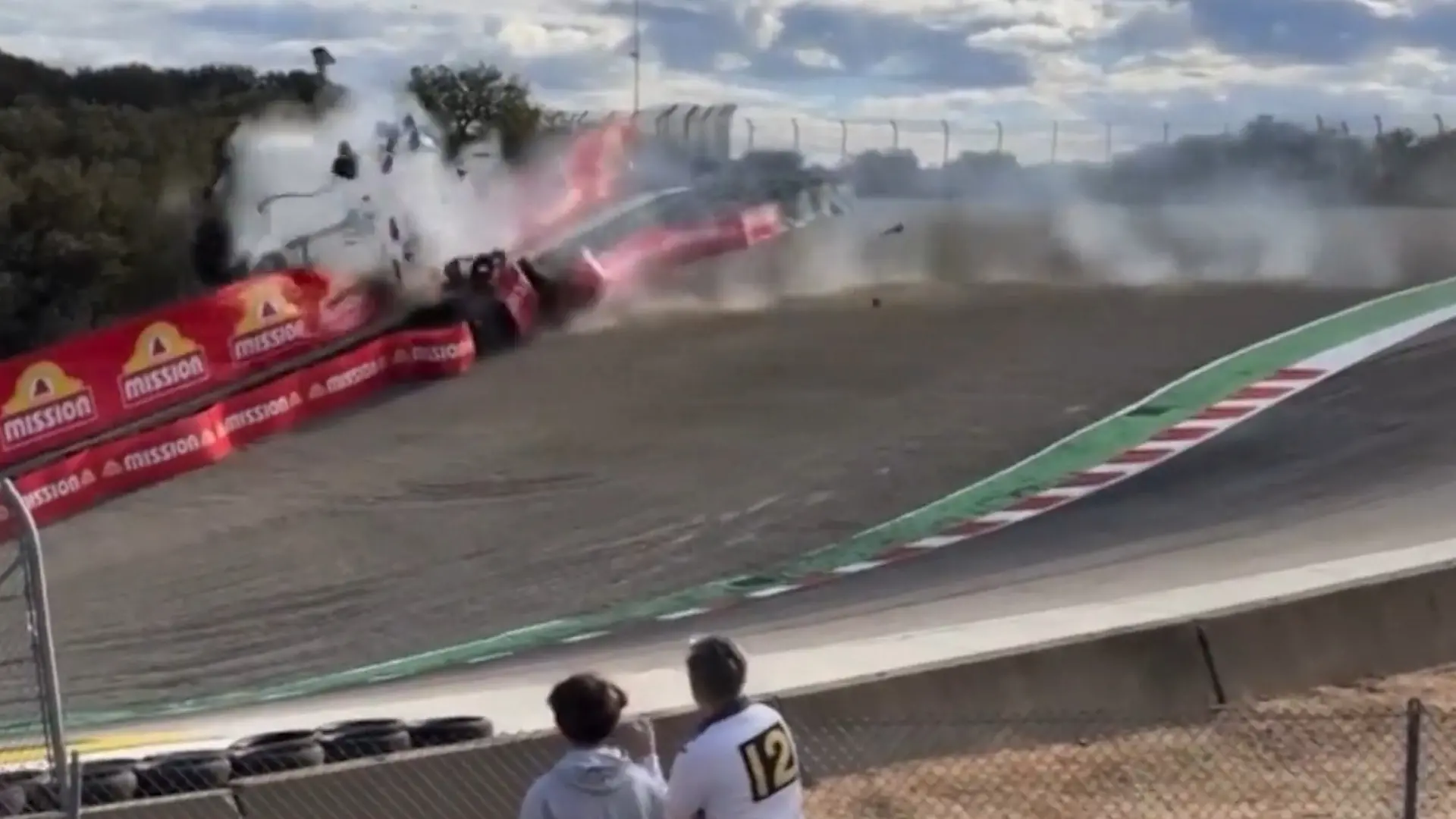 Horror-Crash bei Porsche-Rennen – Rennwagen zerschellt an der Absperrung! Fahrer überlebt wie durch ein Wunder