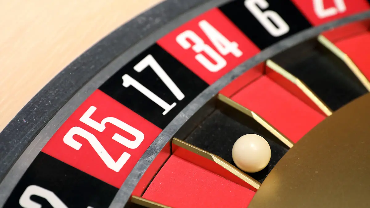ARCHIV - 07.10.2020, Rostock: In einer Spielbank liegt beim Roulette die Kugel bei der Zahl 17.    (zu dpa «Spielbanken in der Corona-Krise: Glücksspiel mit Abstand») Foto: Bernd Wüstneck/dpa-Zentralbild/dpa +++ dpa-Bildfunk +++