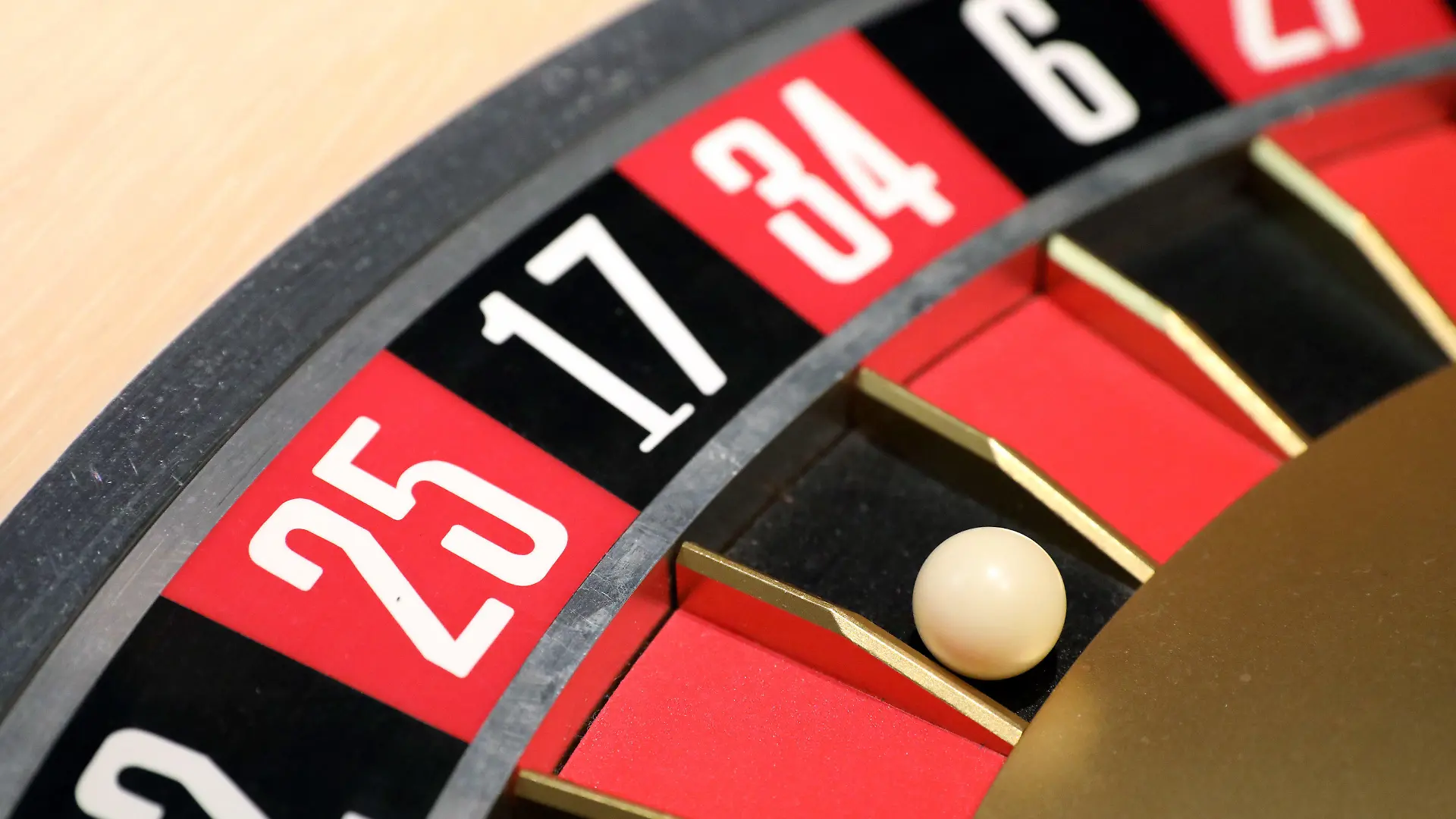 ARCHIV - 07.10.2020, Rostock: In einer Spielbank liegt beim Roulette die Kugel bei der Zahl 17. (zu dpa «Spielbanken in der Corona-Krise: Glücksspiel mit Abstand») Foto: Bernd Wüstneck/dpa-Zentralbild/dpa +++ dpa-Bildfunk +++