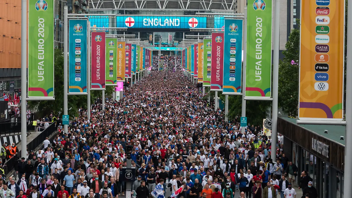 Sport Bilder des Tages Football Fans Leave Wembley Stadium After Euro 2020 England Vs Germany Match LONDON, UNITED KINGDOM - JUNE 29, 2021: Tens of thousands of football fans leave Wembley Stadium after England s 2:0 win in a match against Germany during the Euro 2020 Championship on June 29, 2021 in London, England. The capacity for today s game at Wembley has been increased to 45,000 spectators making it the biggest crowd at an event since the start of Covid-19 pandemic. London Greater London United Kingdom szymanowicz-football210629_npKKt PUBLICATIONxNOTxINxFRA Copyright: xWIktorxSzymanowiczx