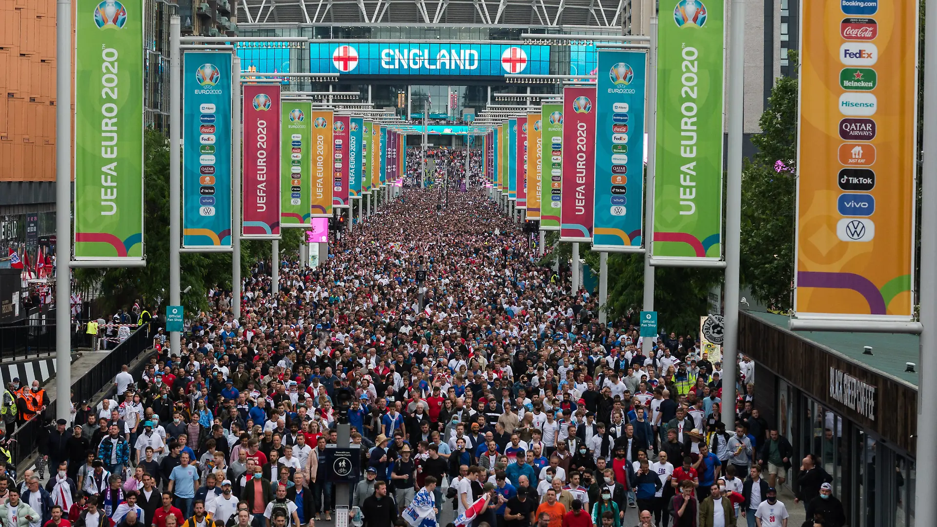 Sport Bilder des Tages Football Fans Leave Wembley Stadium After Euro 2020 England Vs Germany Match LONDON, UNITED KINGDOM - JUNE 29, 2021: Tens of thousands of football fans leave Wembley Stadium after England s 2:0 win in a match against Germany during the Euro 2020 Championship on June 29, 2021 in London, England. The capacity for today s game at Wembley has been increased to 45,000 spectators making it the biggest crowd at an event since the start of Covid-19 pandemic. London Greater London United Kingdom szymanowicz-football210629_npKKt PUBLICATIONxNOTxINxFRA Copyright: xWIktorxSzymanowiczx