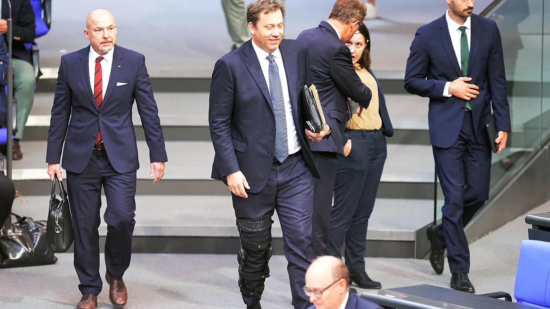 09.09.2026, Berlin: Lars Klingbeil (SPD), Bundesfinanzminister und Co-Bundesvorsitzender der SPD, kommt mit einer Schiene am Bein zur Generaldebatte im Rahmen der Haushaltsberatungen im Bundestag. Foto: Michael Kappeler/dpa +++ dpa-Bildfunk +++