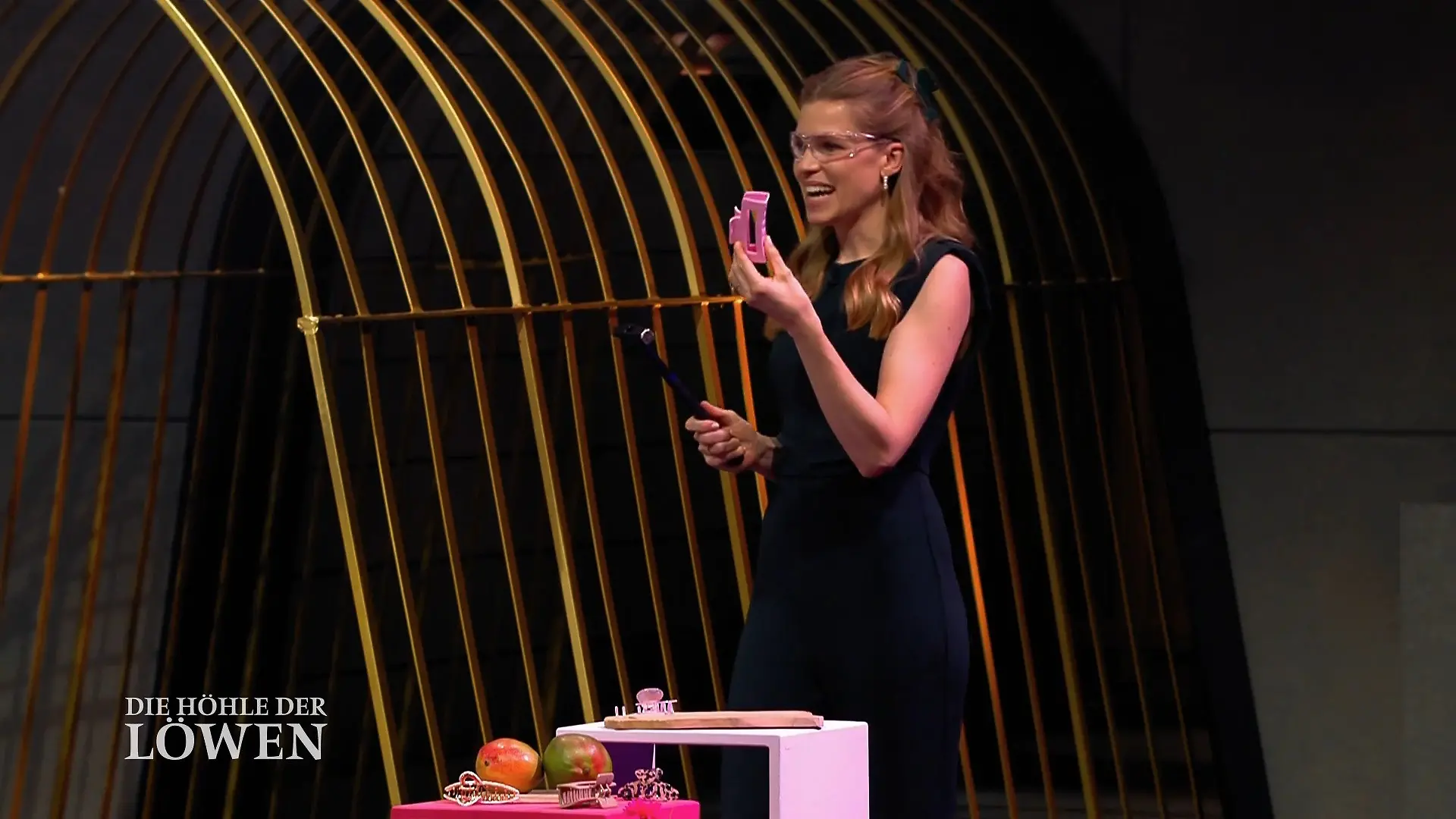 Leonie Neisinger präsentiert eine flexible Haarklammer Biegbar und bequem