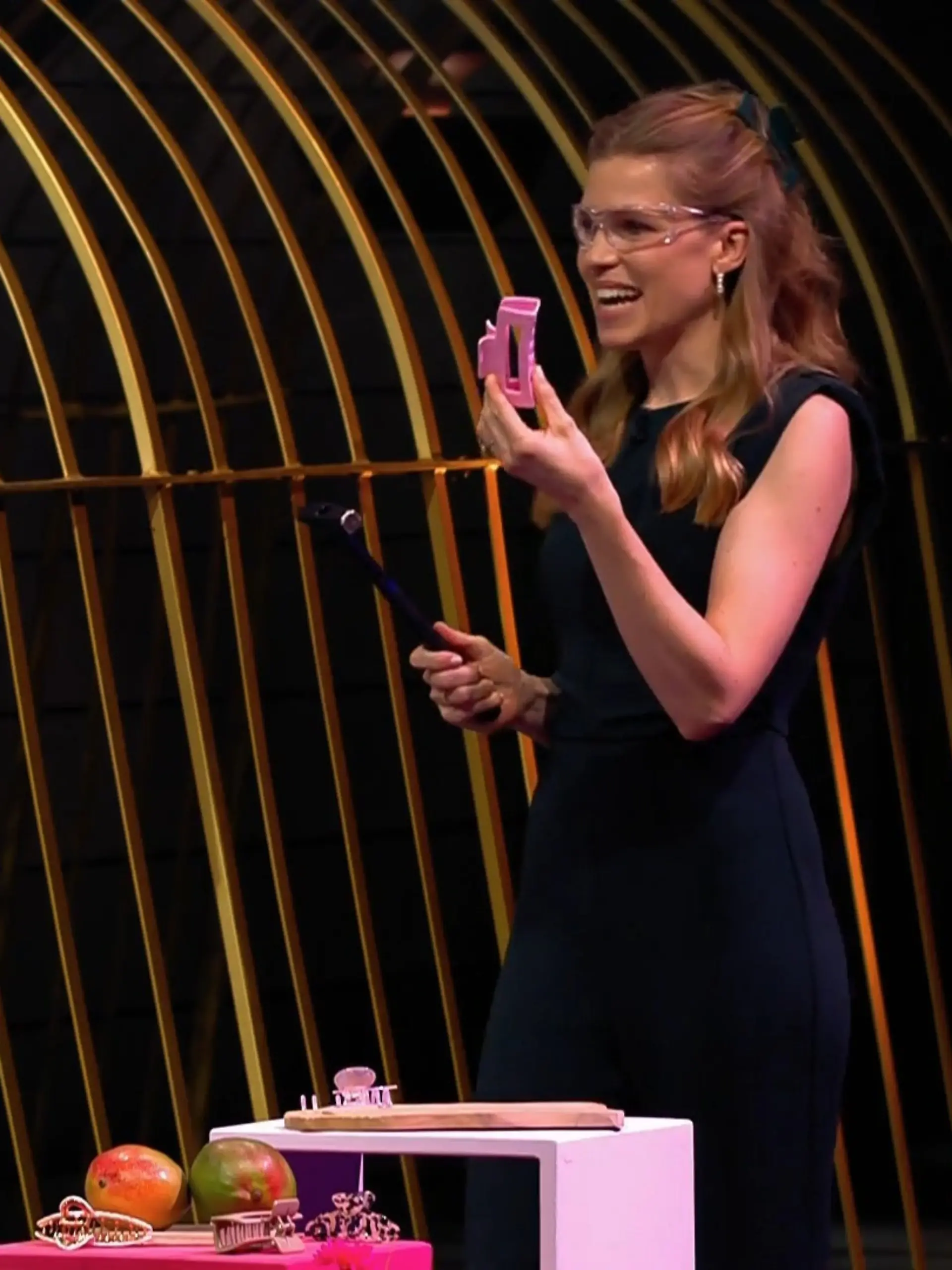 Bild zu: "Leonie Neisinger präsentiert eine flexible Haarklammer"