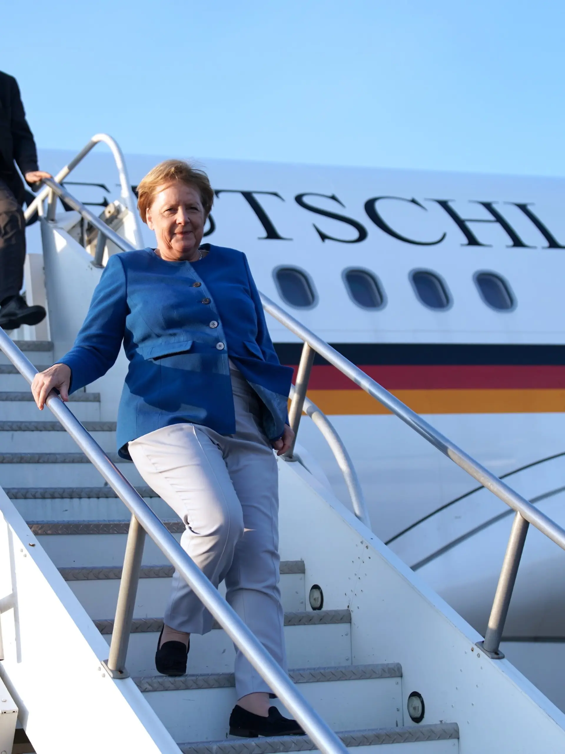 VB M K+ Bundeskanzlerin Angela Merkel, aus Flieger aussteigen