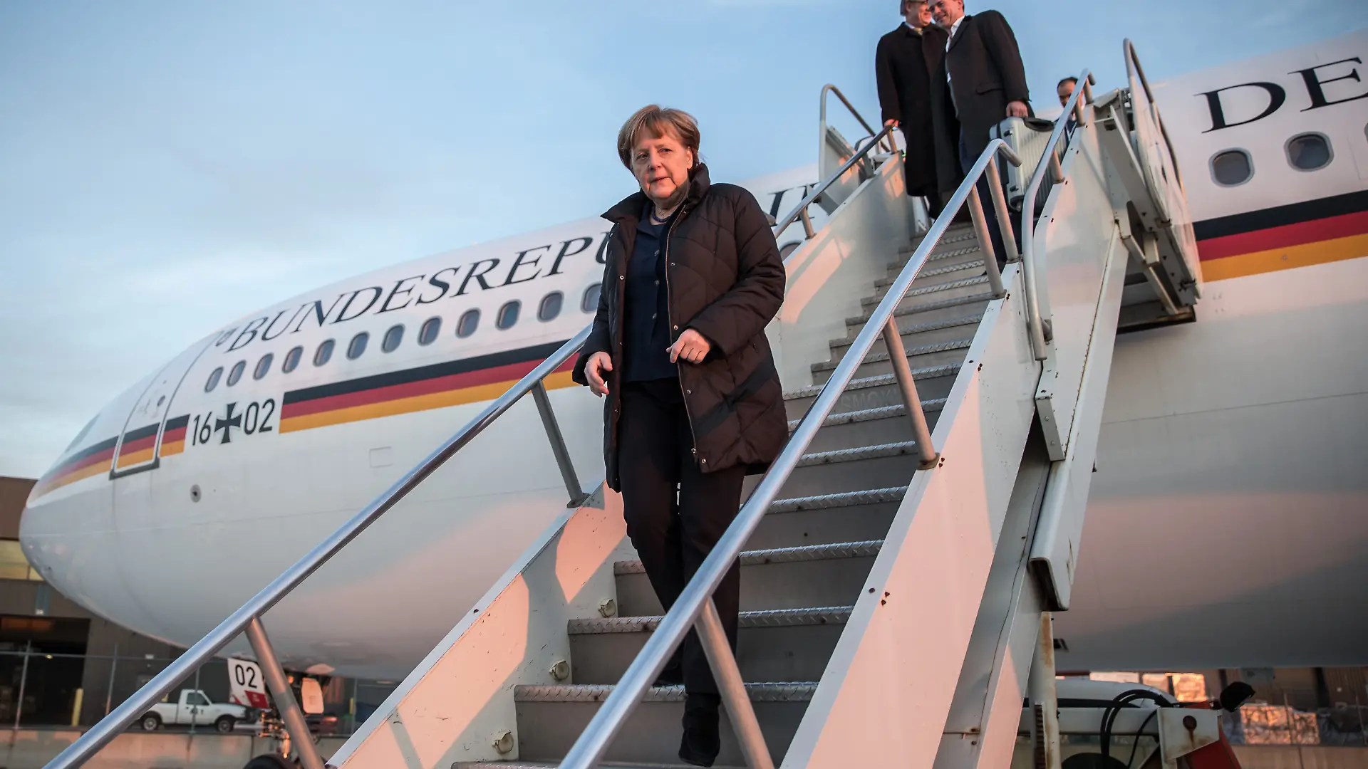 VB M K+ Bundeskanzlerin Angela Merkel, aus Flieger aussteigen