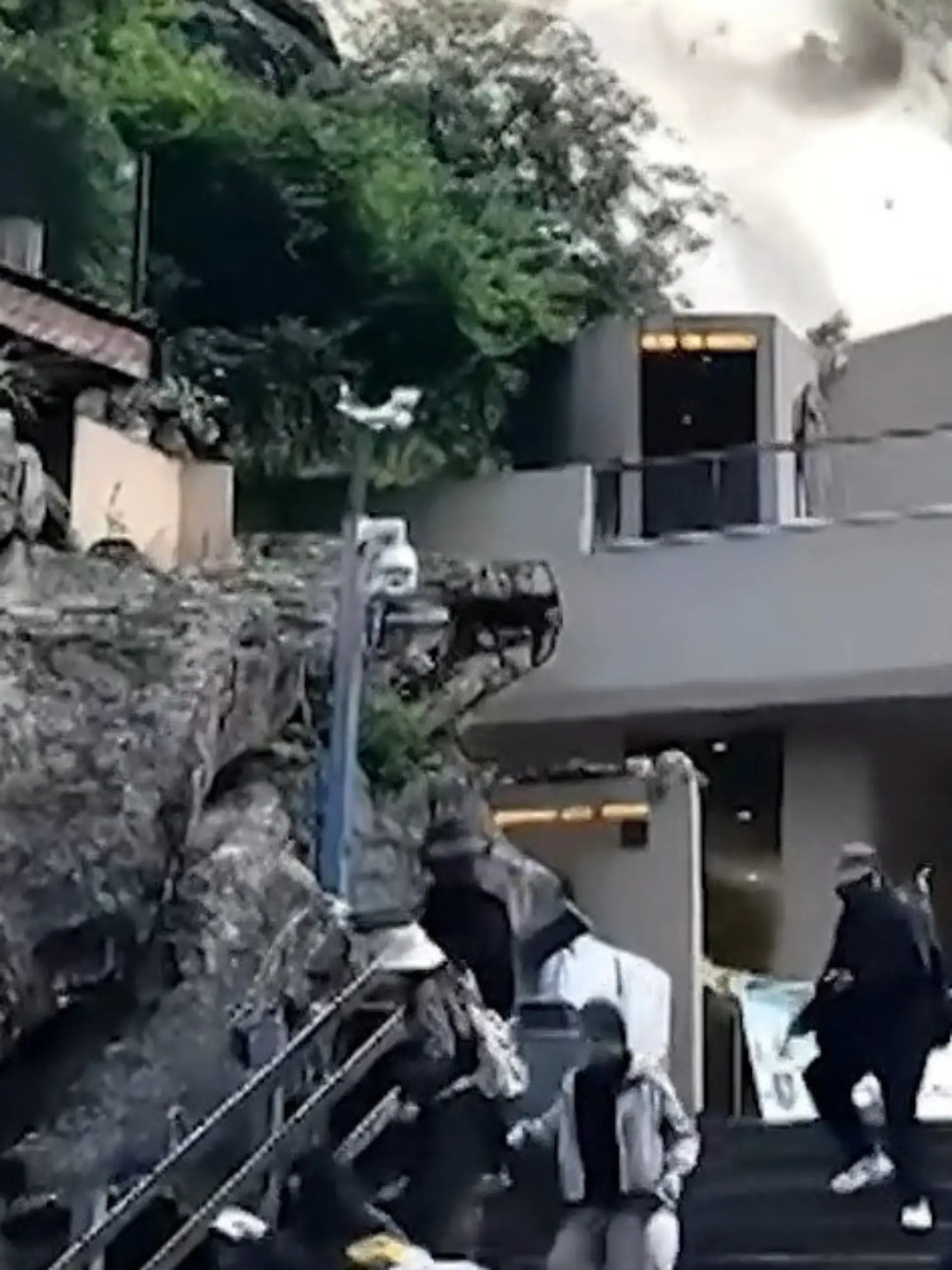 Bild zu: "Panik auf Besucherplattform! Touristen fliehen vor Felssturz"