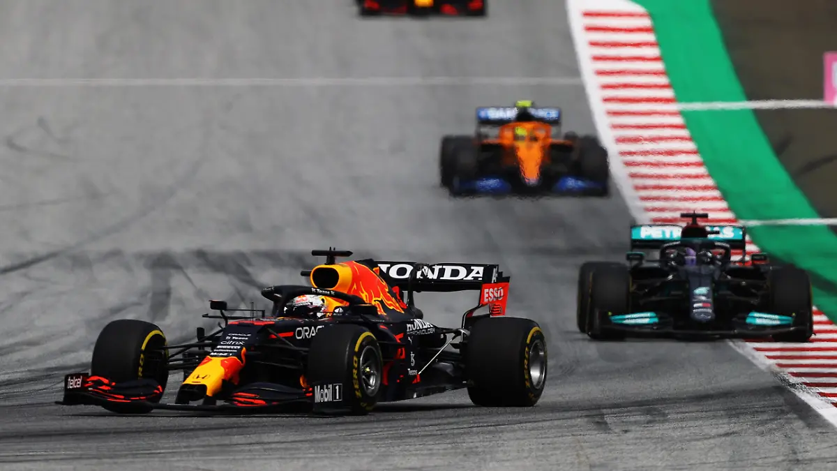 SPIELBERG, AUSTRIA - JUNE 27: Max Verstappen of the Netherlands driving the (33) Red Bull Racing RB16B Honda leads Lewis Hamilton of Great Britain driving the (44) Mercedes AMG Petronas F1 Team Mercedes W12 during the F1 Grand Prix of Styria at Red Bull Ring on June 27, 2021 in Spielberg, Austria. (Photo by Bryn Lennon/Getty Images)