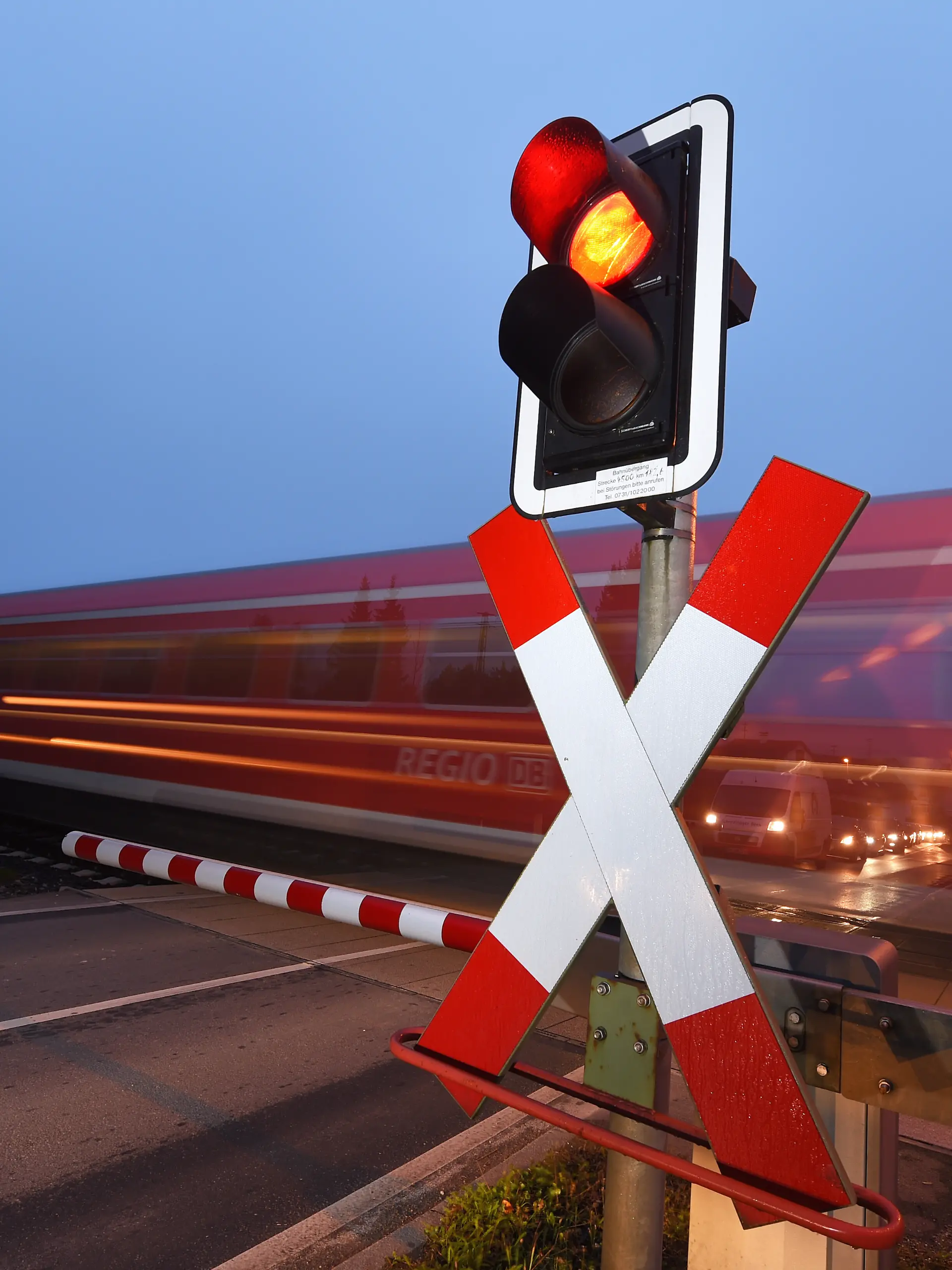 Ein Regionalexpress fährt am 17.11.2014 in Oberzell (Baden-Württemberg) an einem beschrankten Bahnübergang vorbei. Am 17.11. 2014 findet in Friedrichshafen ein Spitzentreffen zur Finanzierung der Südbahn-Elektrifizierung statt. Foto: Felix Kästle/dpa