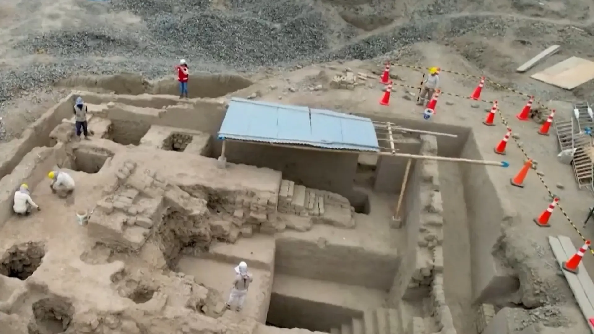 Intaktes Mausoleum entdeckt! DIESE Grabstätte war über 600 Jahre verschlossen Historische Ausgrabung in Peru