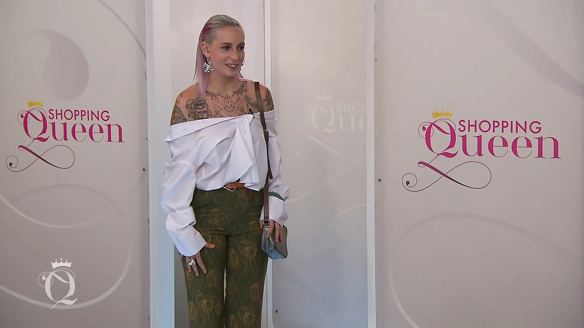 Bild von Melissa inszeniert die weiße Bluse ultra-lässig