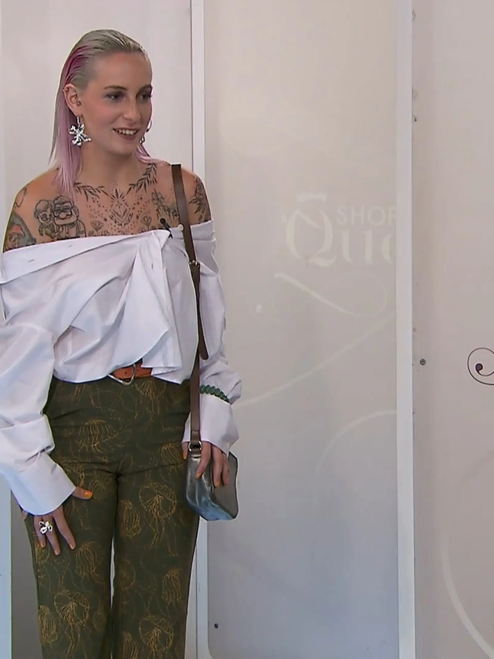 Bild zu: "Melissa inszeniert die weiße Bluse ultra-lässig"