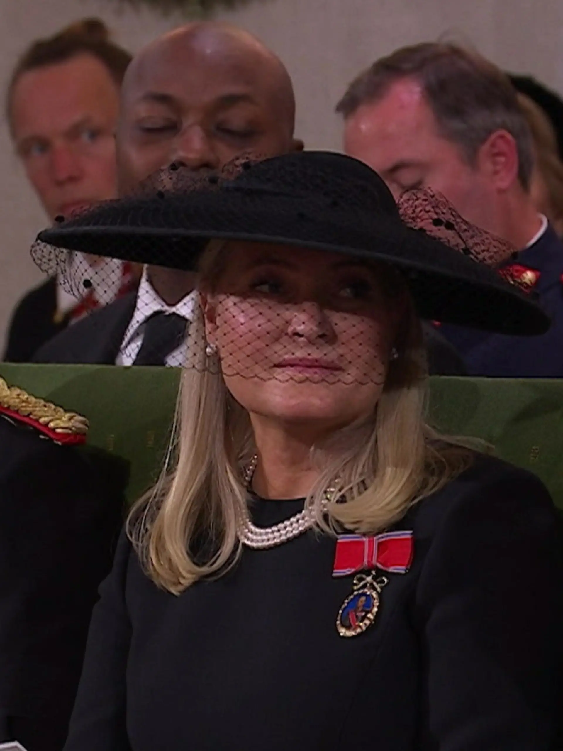 Bild zu: "Tränen, Rosen und Gesang! So bewegend nimmt die Königsfamilie Abschied von Harald"