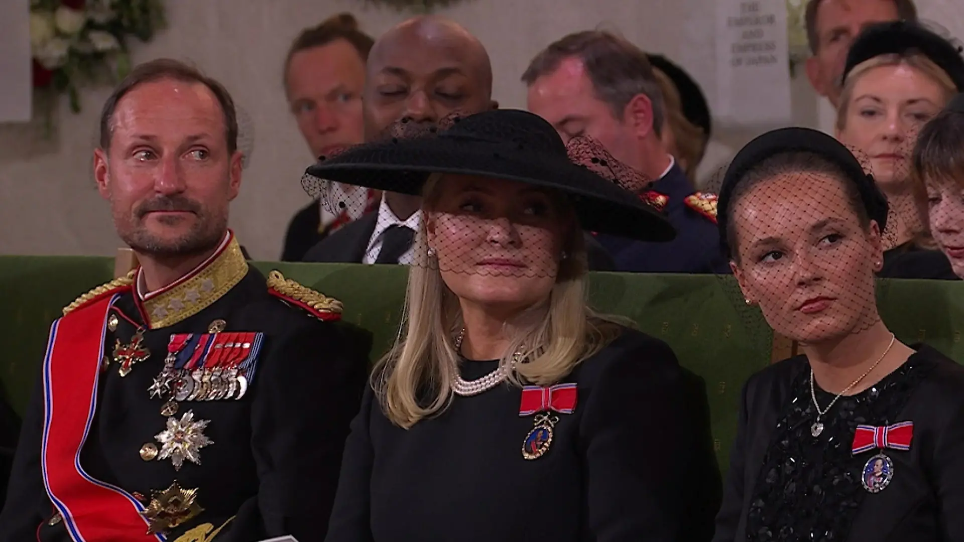 Tränen, Rosen und Gesang! So bewegend nimmt die Königsfamilie Abschied von Harald Beerdigung in Norwegen